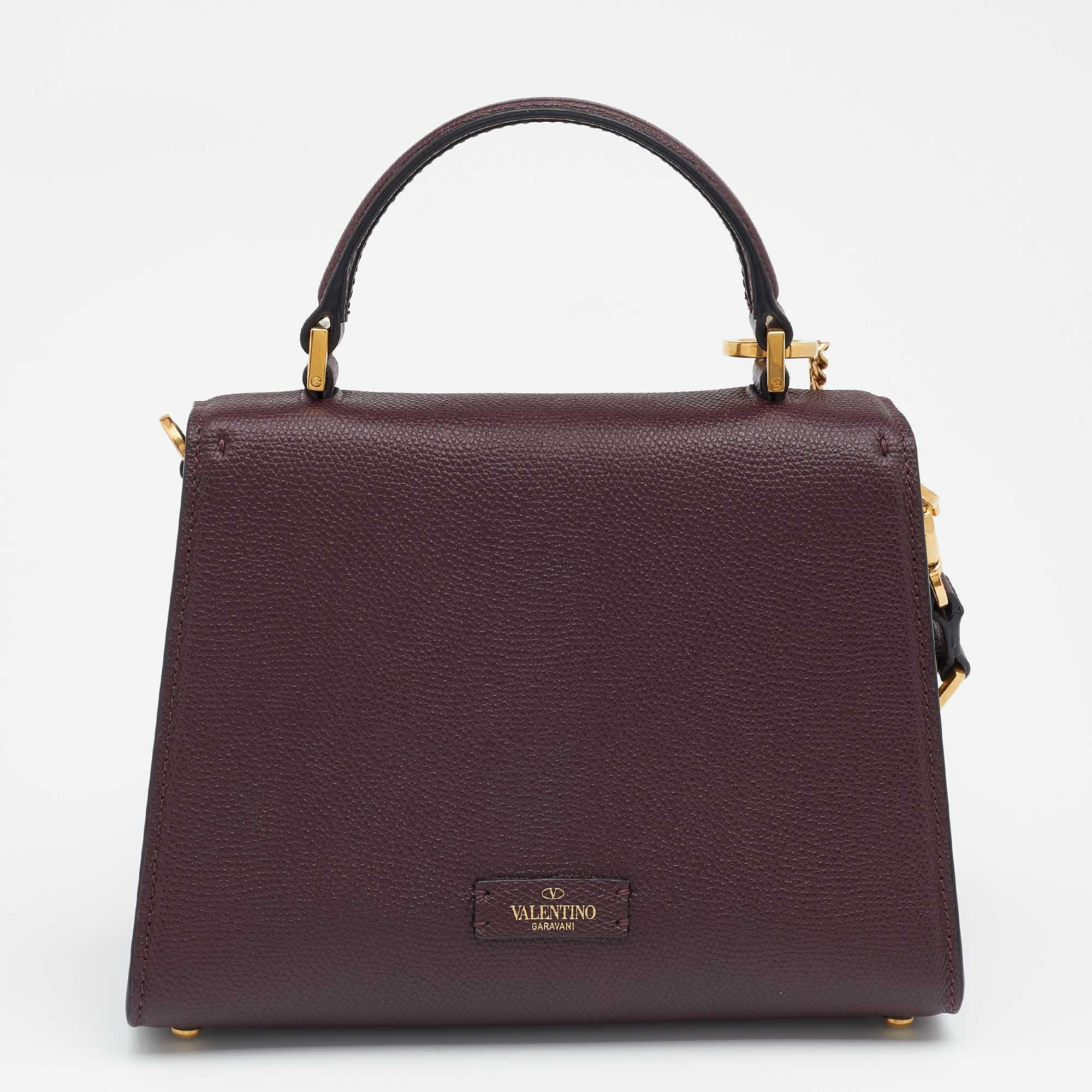 The house of Valentino presents this exquisitely designed bag to take care of your fashion woes. Crafted from leather into a fashionable silhouette, the bag has the VLogo on the front, a well-lined interior for your essentials, and an attached top