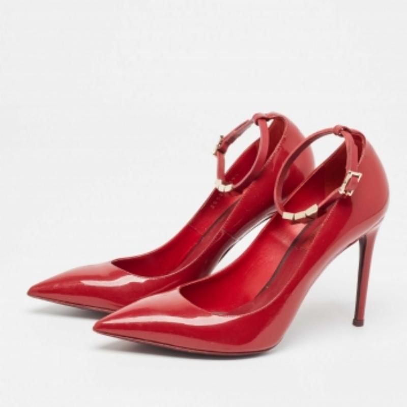 Regala hoy a tus pies estos impresionantes zapatos de tacón de Valentino. Confeccionados en charol burdeos, estos zapatos de salón con puntera afilada son una mezcla de calidad y elegancia.