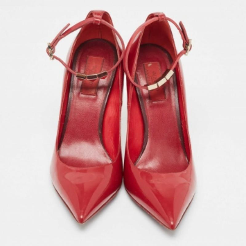 Bombas con correa en el tobillo de charol burdeos Valentino talla 39.5 en Bueno estado para la venta en Dubai, Al Qouz 2