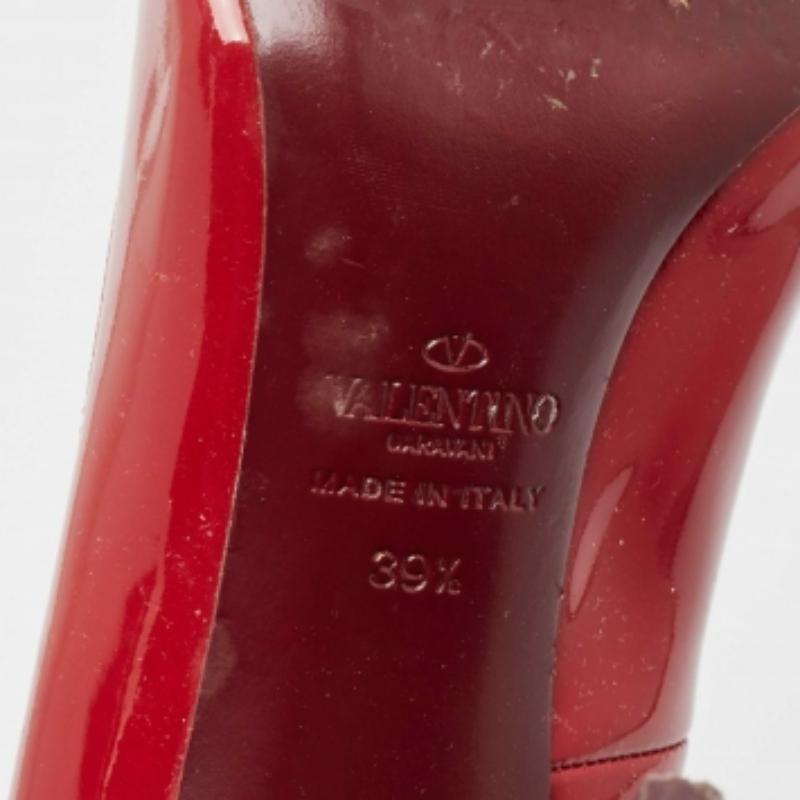 Bombas con correa en el tobillo de charol burdeos Valentino talla 39.5 en venta 3