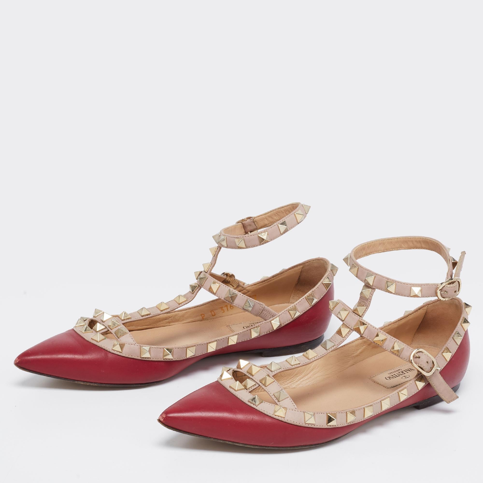 These ballet flats from the House of Valentino are all your feet need to be comfy and stylish! They are crafted using burgundy-pink leather on the exterior. They display pointed toes, Rockstud accents, and an ankle strap. These cute CL flats will