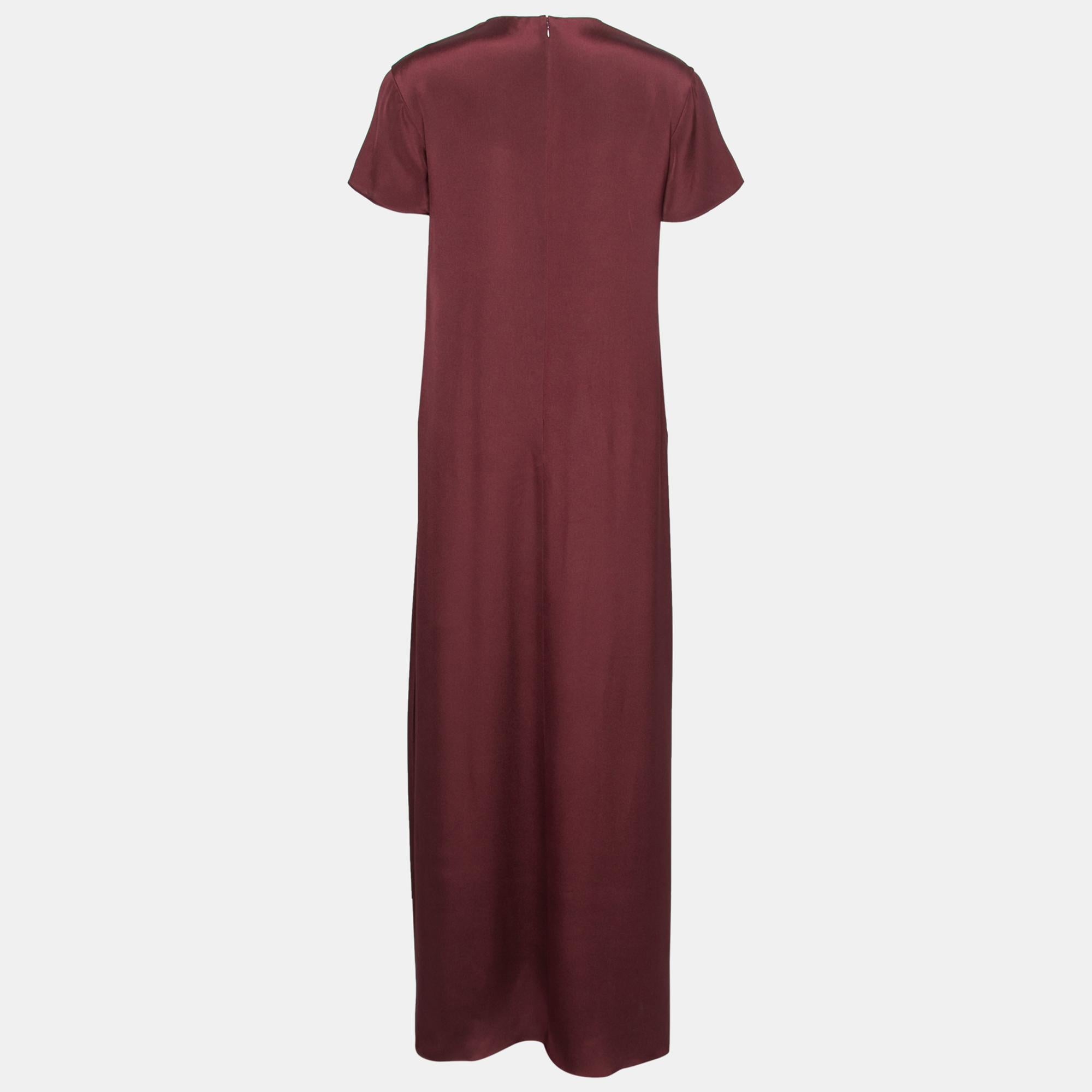 A chic maxi dress that you can easily slip into is a must-have for your wardrobe. Thanks to this gorgeous Valentino maxi dress, you don't have to wait any longer. Cut from burgundy-pink silk crepe fabric, this dress is accentuated with paneled