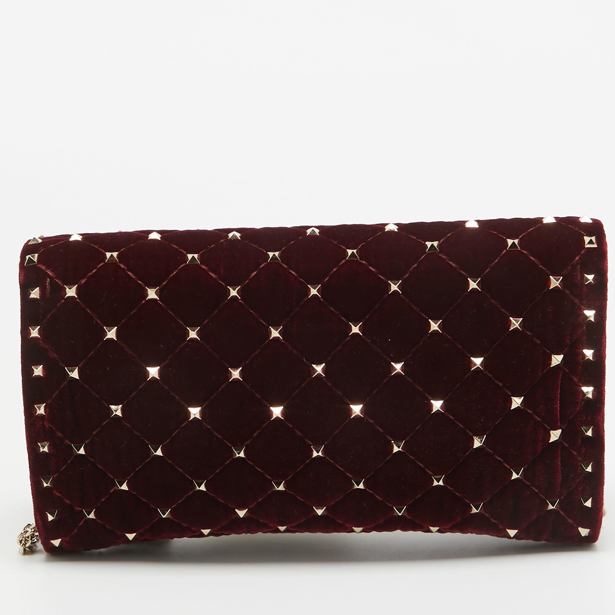 Valentino Burgundy Quilted Velvet Rockstud Spike Chain Clutch In Excellent Condition In Dubai, Al Qouz 2