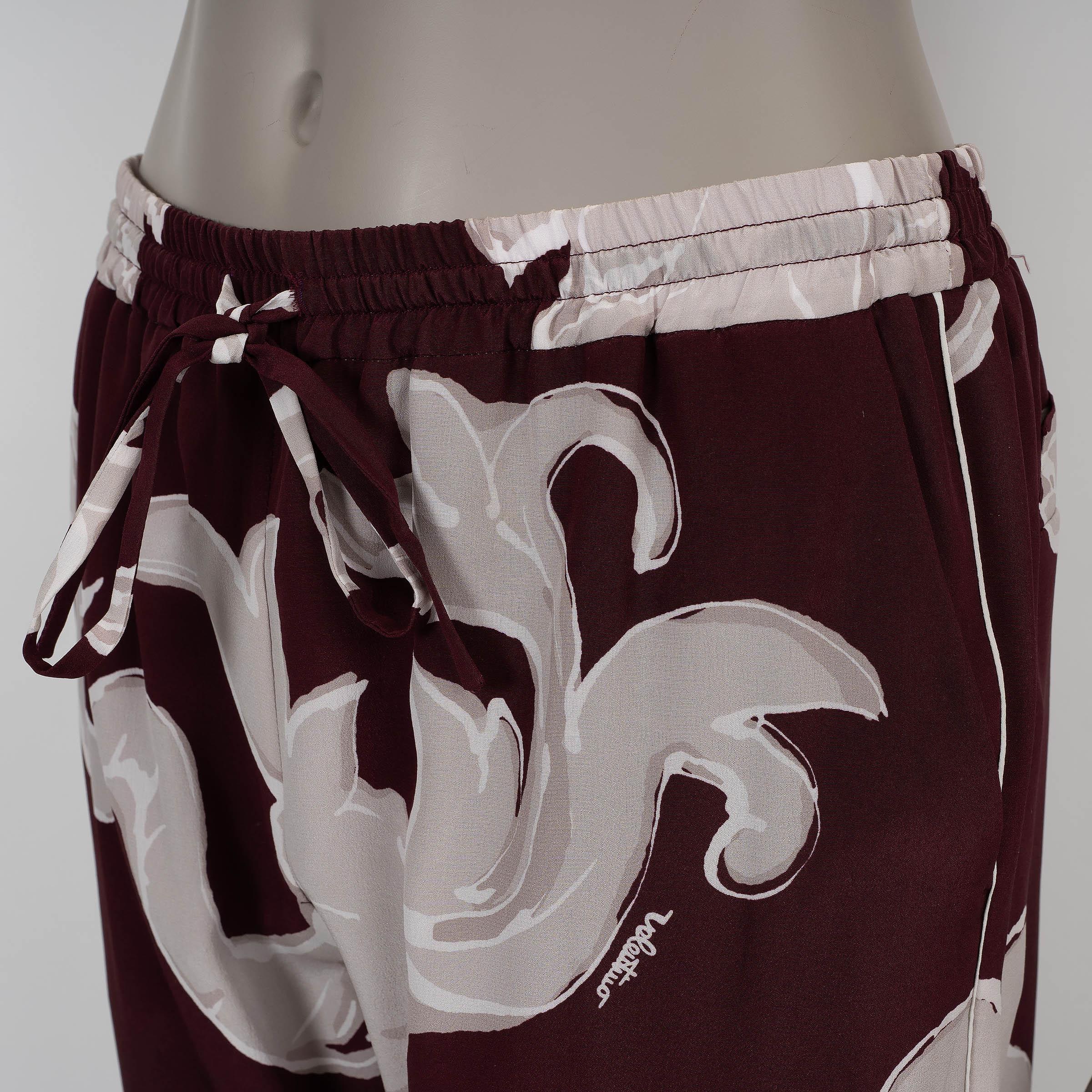 VALENTINO burgundy silk 2024 METAMORPHOS GRYPHOS CROPPED Pants 40 S In Excellent Condition For Sale In Zürich, CH