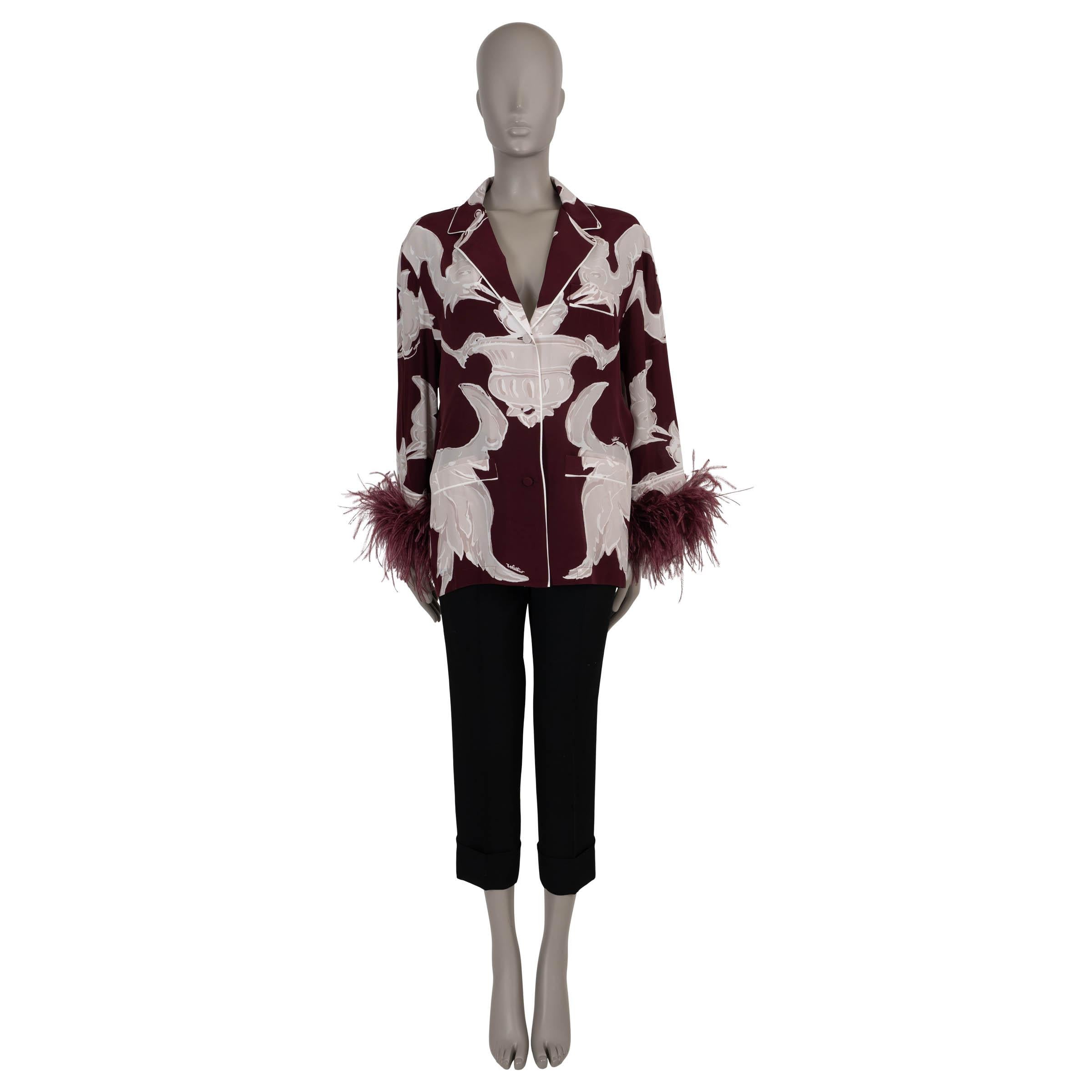 VALENTINO burgundy silk 2024 METAMORPHOS GRYPHOS FEATHER Blouse Shirt 40 S In Excellent Condition For Sale In Zürich, CH