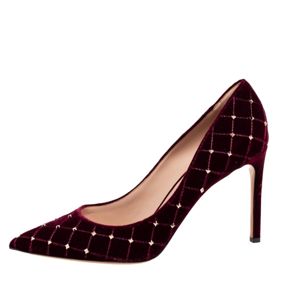 These Valentino pumps are sure to lend you an elegant and stylish look. The point-toe pumps have been made in Italy from burgundy velvet and embellished with gleaming Rockstud Spikes - each meticulously applied to accentuate the quilted pattern.