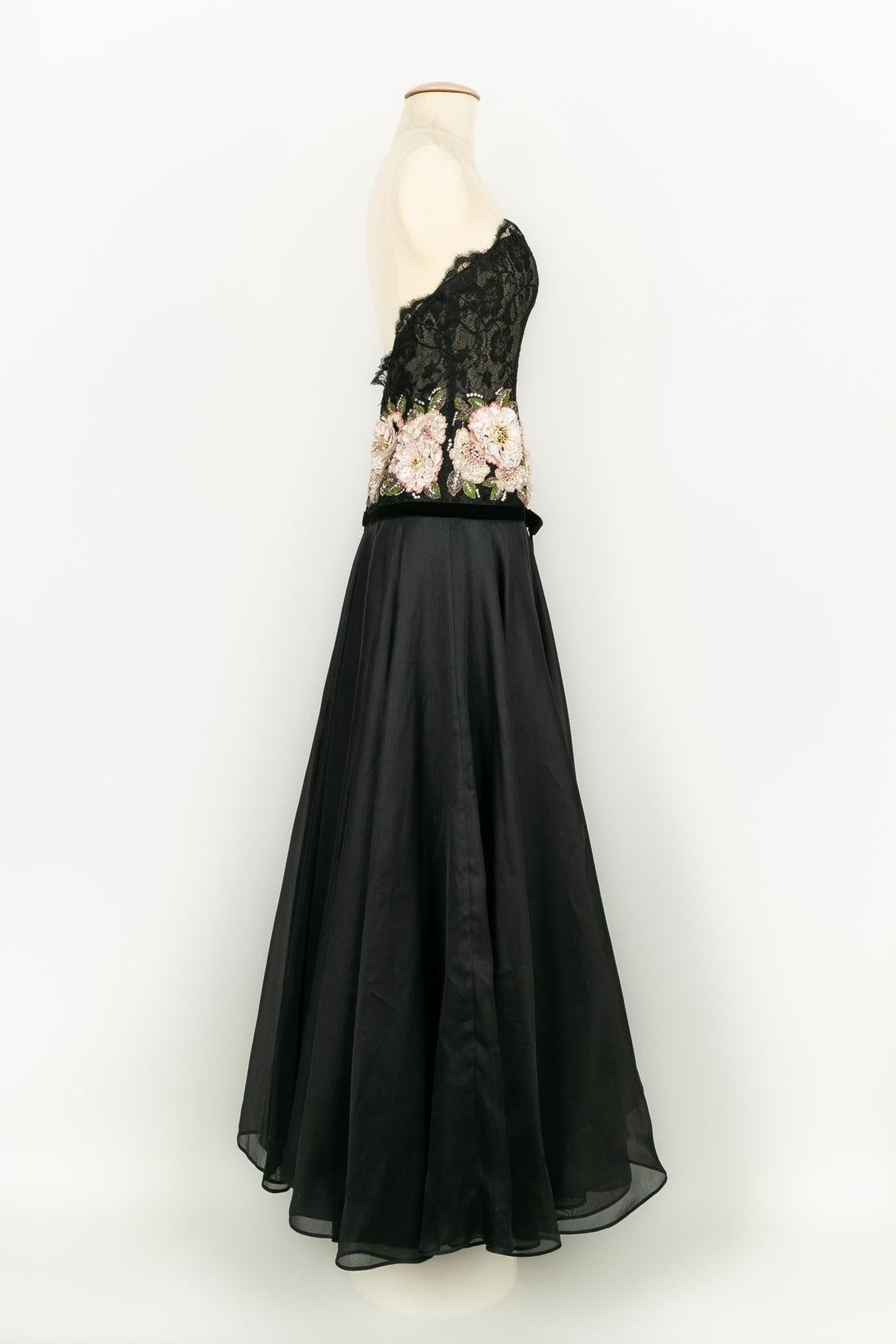Valentino - Bustier dress in black silk and taffeta embroidered with pearlized flowers. No size nor composition label, it fits a 36FR/38FR.

Additional information:
Condition: Very good condition
Dimensions: Chest: 40 cm - Waist: 35 cm - Length: 130