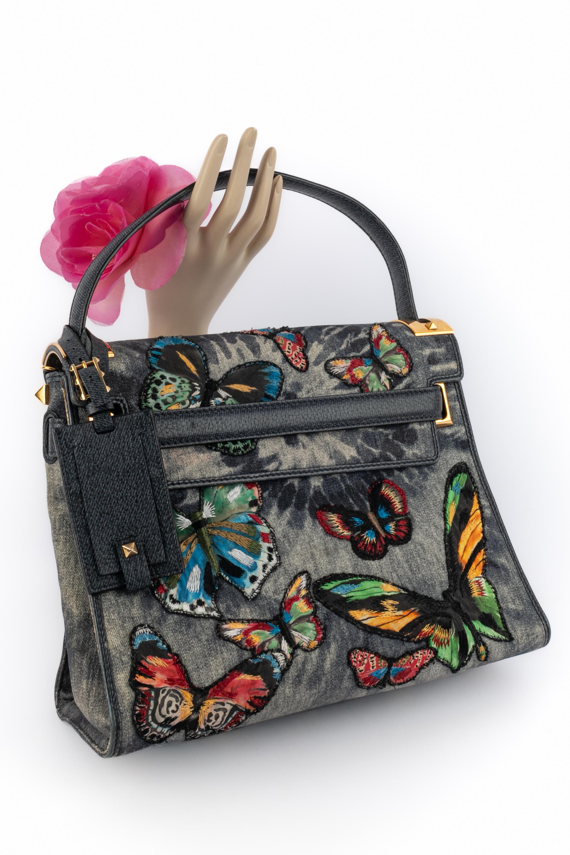 VALENTINO - (Made in Italy) Tasche aus verblasstem Denim, bestickt mit mehrfarbigen Schmetterlingen. Goldenes Metall und Denim-ähnliche Lederelemente. Pre-Fall Collection 2016 unter der künstlerischen Leitung von Maria Grazia Chiuri & Pierpaolo