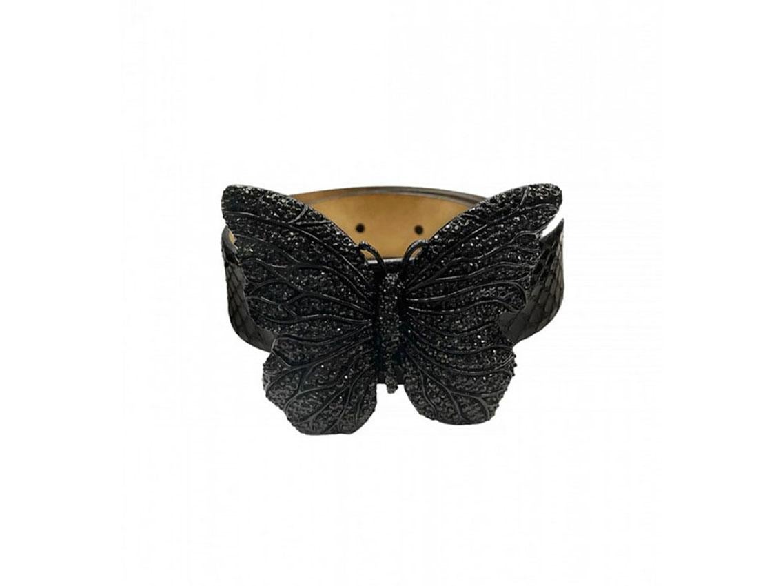 VALENTINO

Valentino belt is made of black leather and decorated with a massive crystal butterfly buckle.

2000s, Italy.
Size: M (Length 100 cm, Width 3 cm)

Content: 	Leather, metal, glass


Good condition. 
There are slight traces of wear.



100%