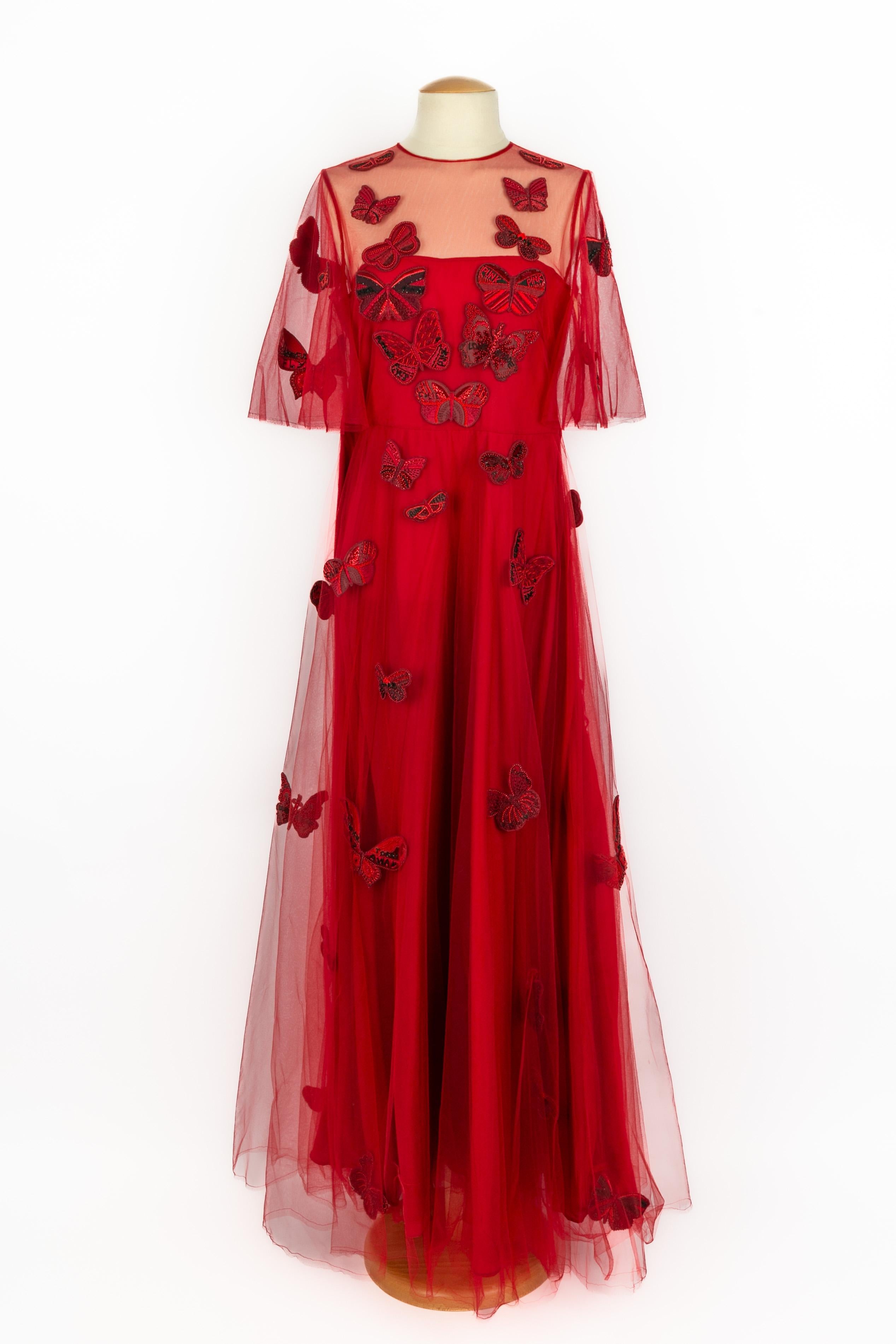 VALENTINO - (Made in Italy) Long dress with mid-length sleeves overlaid with red leather and decorated with embroidered pearl butterflies. No size indicated, it fits a 36/38FR.

Condition:
Good condition

Dimensions:
Shoulder width: 37 cm - Chest:
