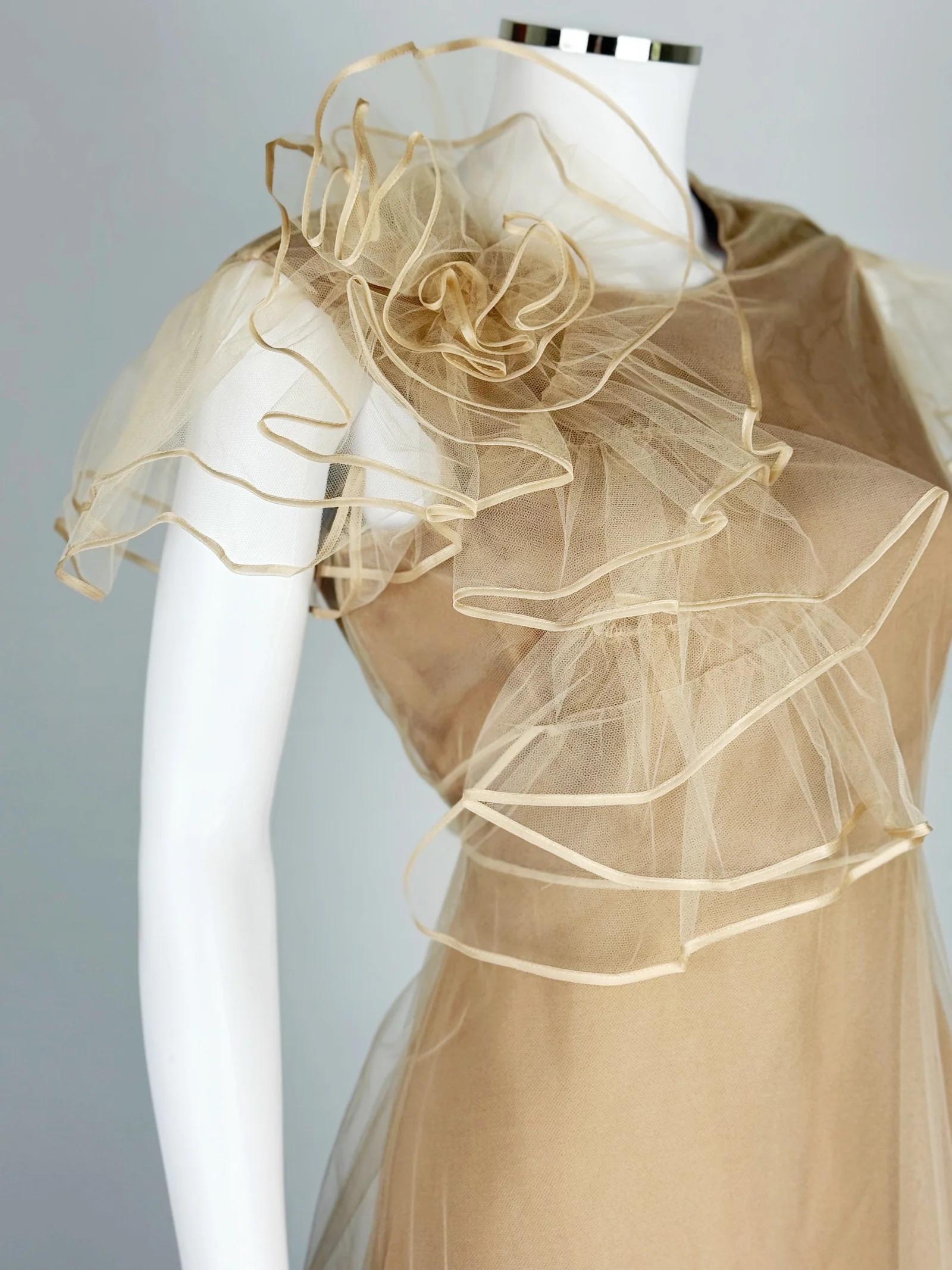 Valentino by Maria Grazia Chiuri und Pierpaolo Piccioli nude / blass mokkafarbenes Netzkleid, Frühjahr/Sommer 2011
Erschien auf dem Laufsteg (sowohl in dieser kürzeren Version als auch in einer bodenlangen Robe) und wurde auch von Keira Knightley