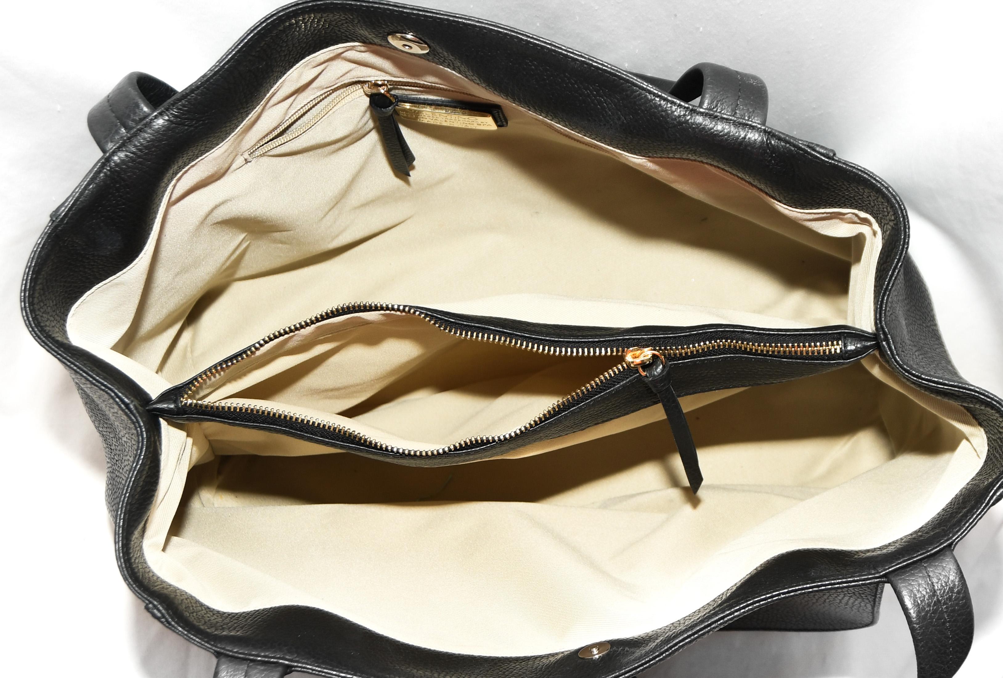 Valentino by Mario Valentino Estelle Signature Black Top Flat Shoulder Strap Bag In Excellent Condition In Palm Beach, FL