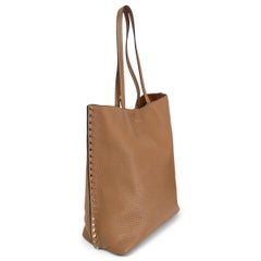 VALENTINO Kamelbraune RockSTUD Tote Bag aus gemasertem Leder