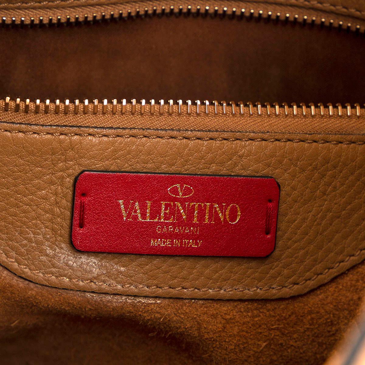 VALENTINO camel brown grainy leather ROCKSTUD Tote Bag In Good Condition For Sale In Zürich, CH