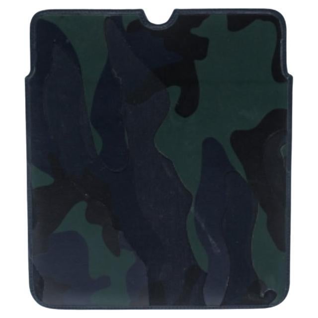 Un accessorio elegante per il tuo iPad, questa custodia non è solo esteticamente accattivante, ma anche molto utile. Realizzata in pelle con stampa mimetica, questa custodia per iPad è dotata di una targhetta con logo sul davanti. Lo stile aperto