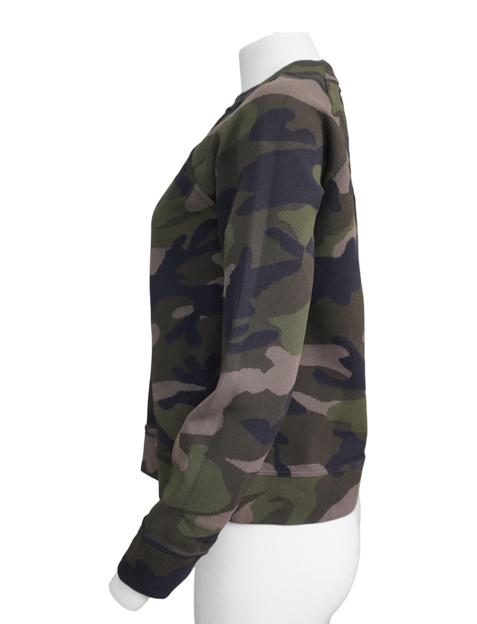 Valentino Camo Print Langarm Pullover mit Rundhalsausschnitt im Zustand „Hervorragend“ im Angebot in Beverly Hills, CA