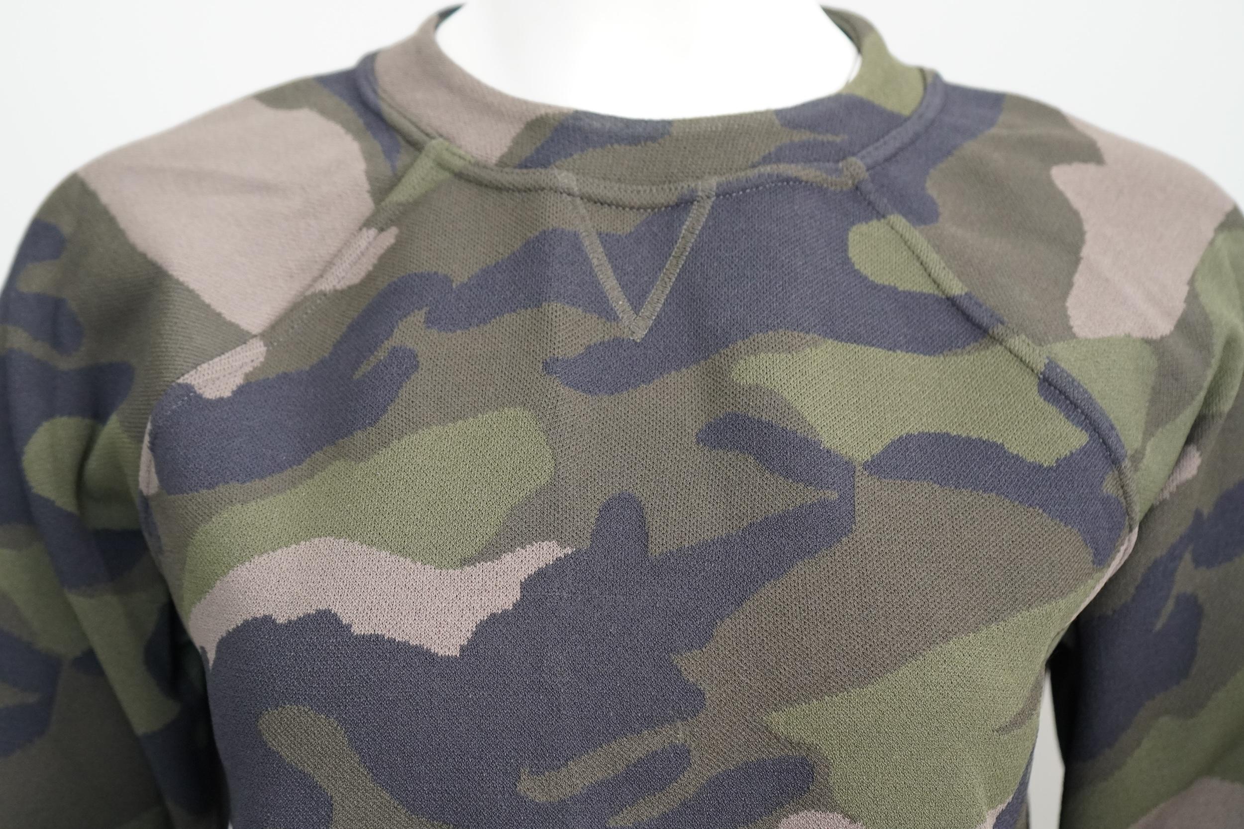 Valentino Camo Print Langarm Pullover mit Rundhalsausschnitt für Damen oder Herren im Angebot