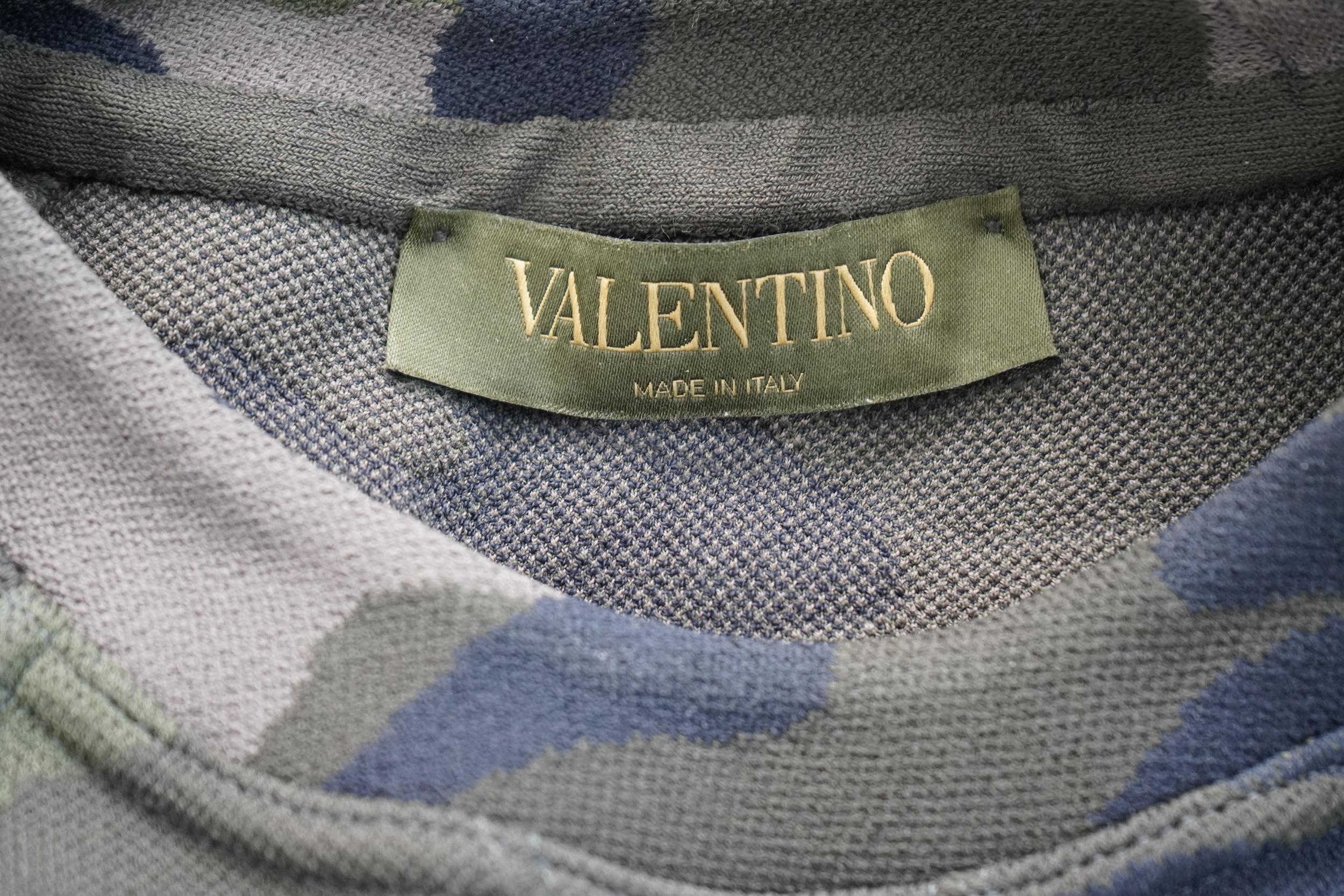 Valentino Camo Print Langarm Pullover mit Rundhalsausschnitt im Angebot 1