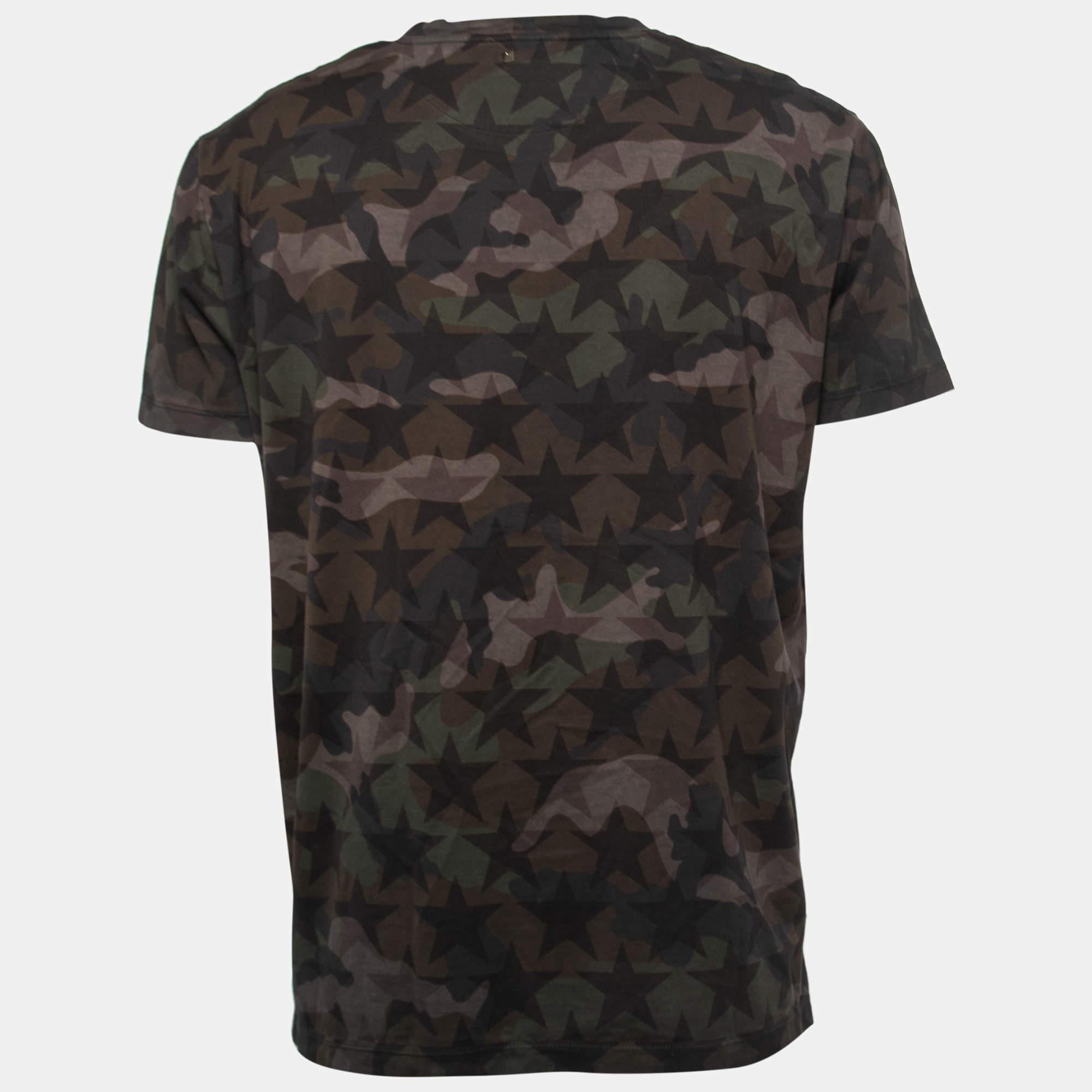 Get the comfort and the right casual style with this designer T-shirt. Designed to be reliable and durable, the creation has a simple neckline and signature detailing.

