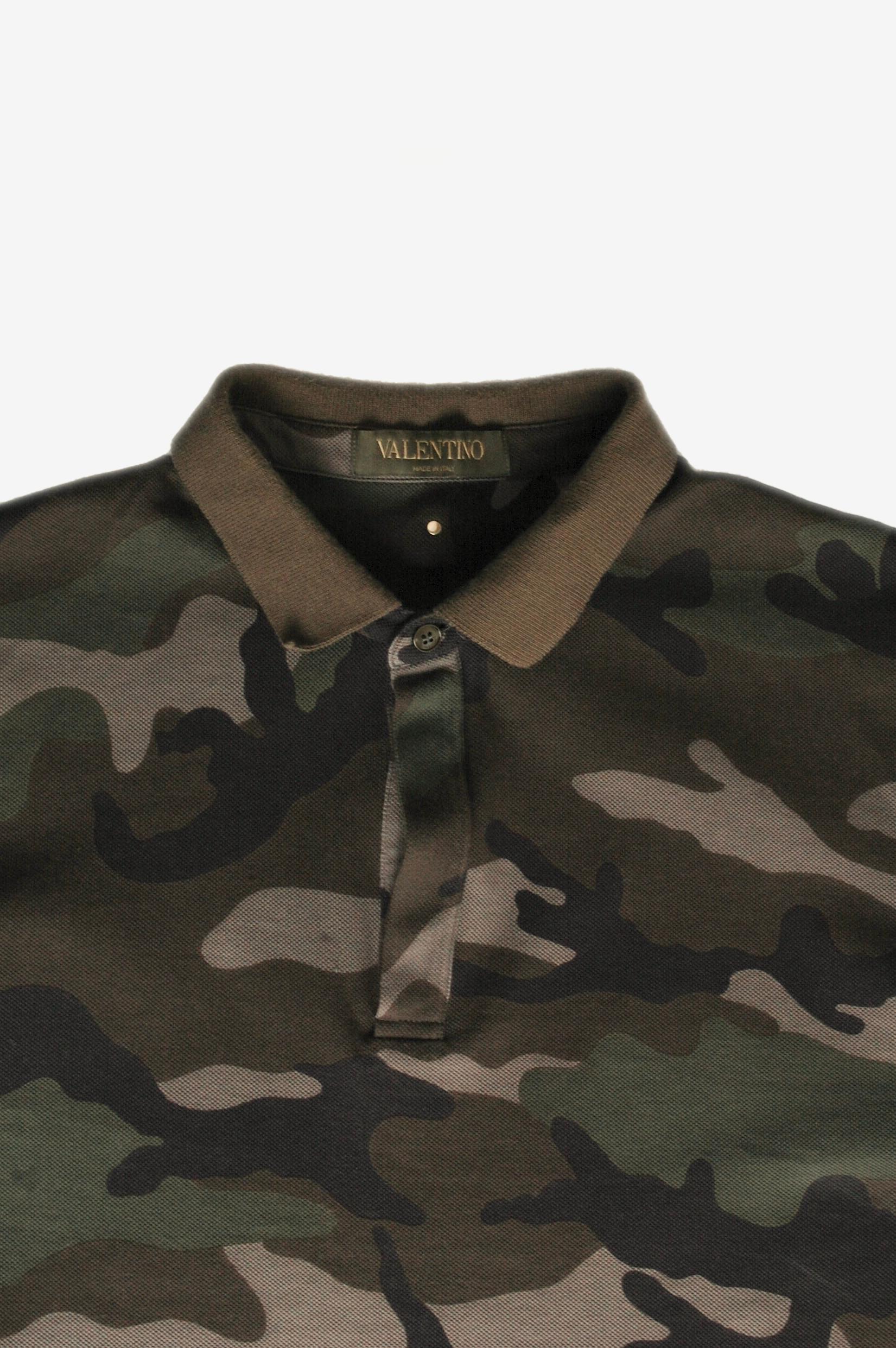 Item for sale is 100% genuine Valentino Camo Men Polo
Color: Khaki
(An actual color may a bit vary due to individual computer screen interpretation)
Material: 100% cotton
Tag size: M runs S/M
This t shirt is great quality item. Rate 9 of 10,