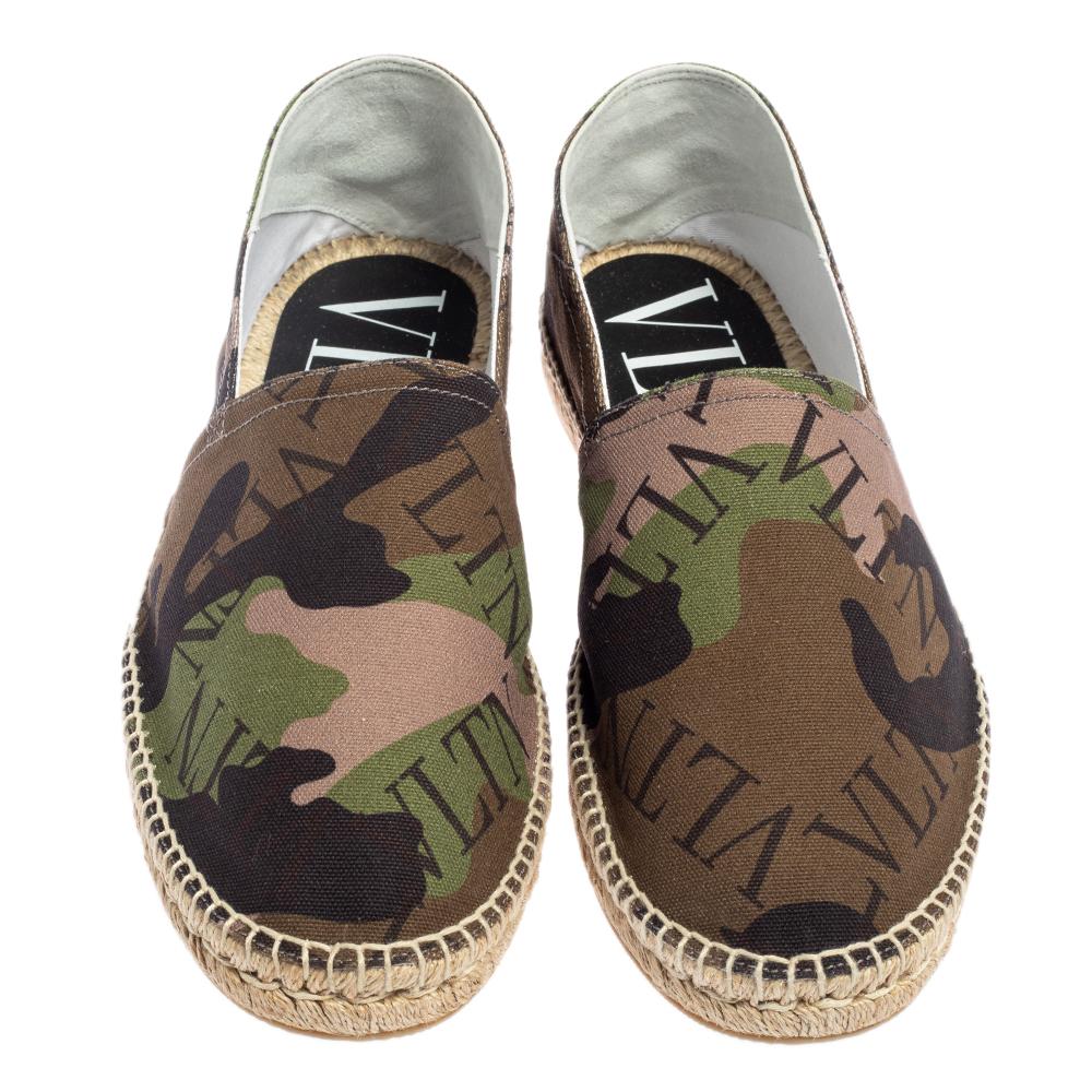 Valentino's espadrilles are a lush combination of comfort and class and add a touch of luxury to your ensembles. Elegantly designed with the brand logo, 'VLTN' and camouflage prints all over, this pair of shoes is a great way to perfect a casually