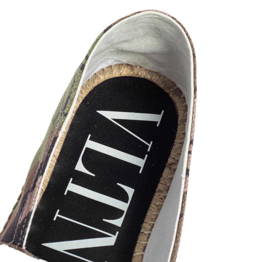 Valentino Camouflage Canvas VLTN Grid Espadrille Flat Sandals Size 44.5 In New Condition In Dubai, Al Qouz 2