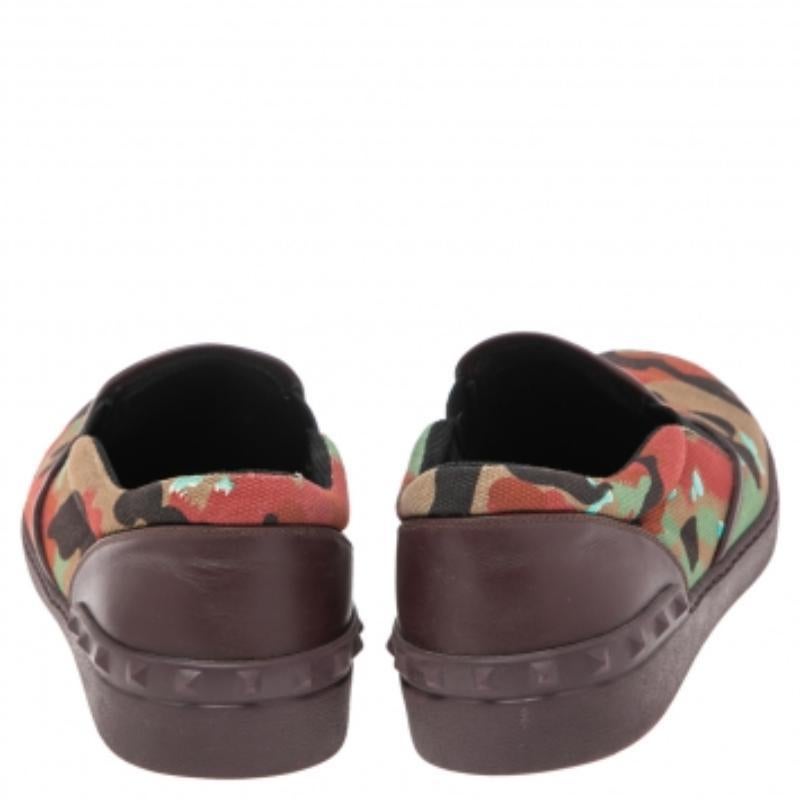 Spend your days away in high comfort with these camouflage printed sneakers from Valentino! They've been wonderfully crafted from a combination of leather as well as canvas and designed with signature pyramid studs on the counters.