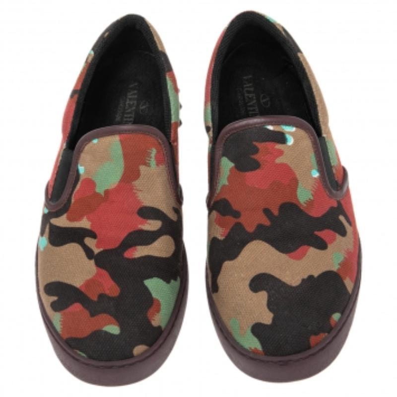 Valentino Camouflage Print Canvas And Leather Rockstud Low Top Sneakers Size 40 In Good Condition In Dubai, Al Qouz 2