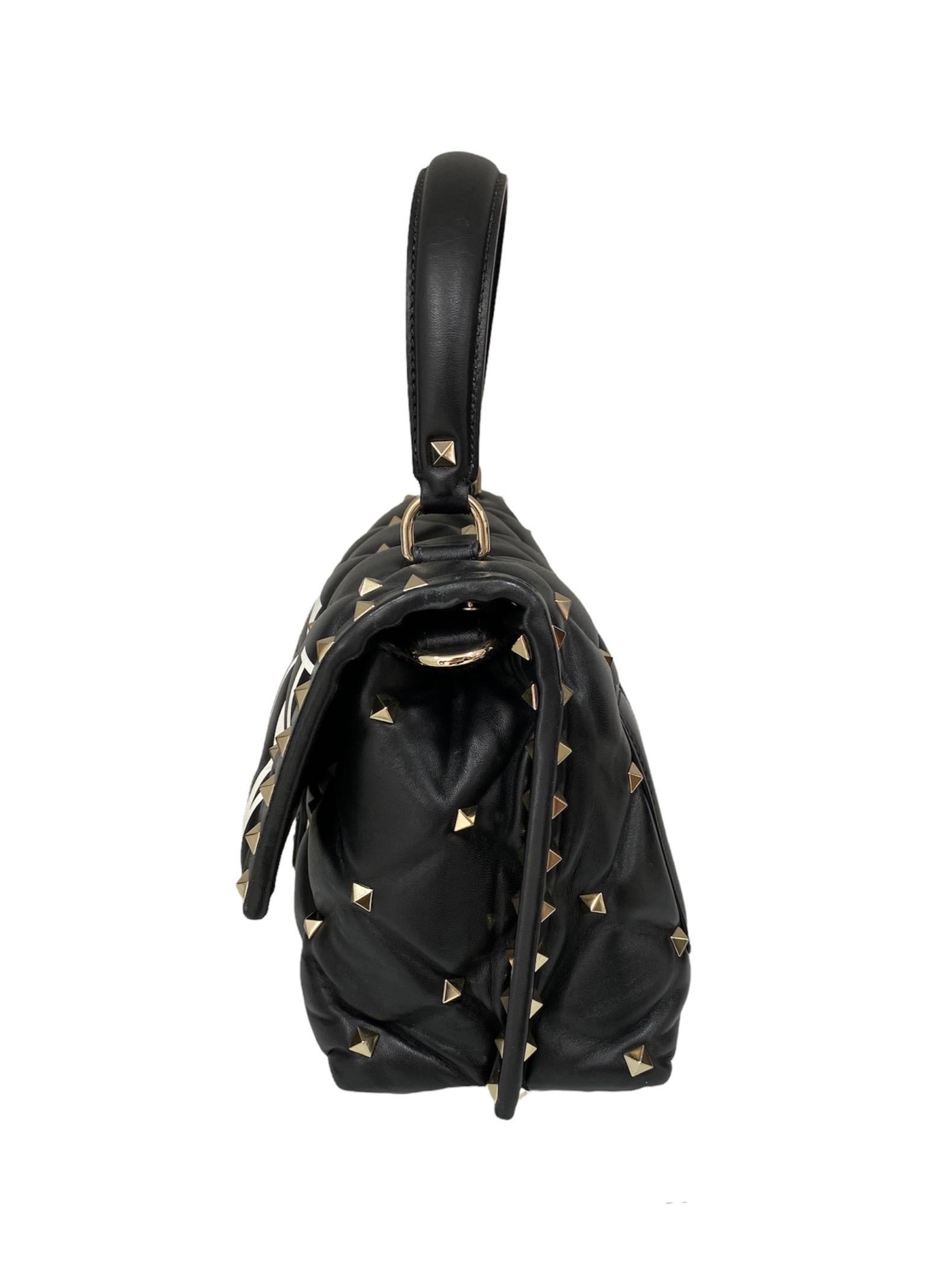 Valentino bag, Candystud model, made of black quilted leather with white VLTN front writing and golden hardware.

Equipped with a flap with interlocking closure, internally lined in black fabric, quite roomy.

Equipped with a rigid central handle