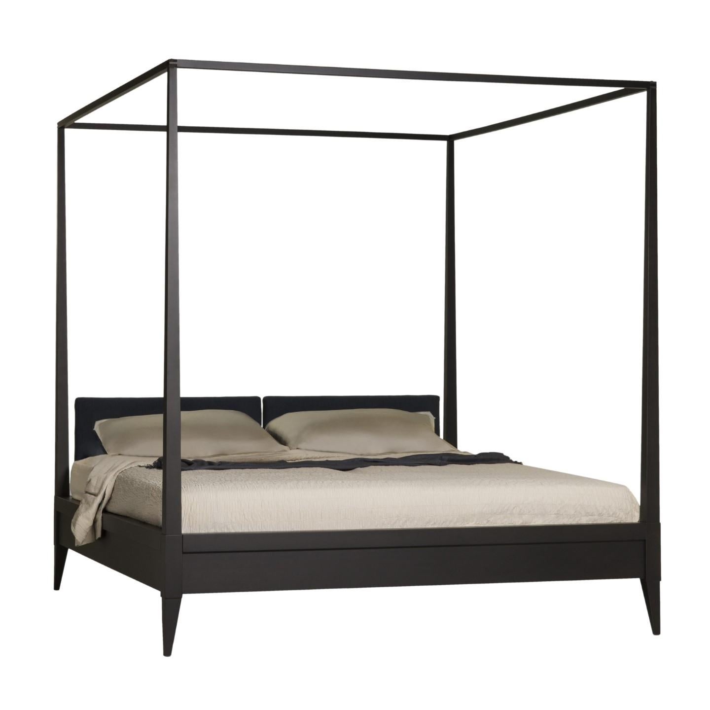 Valentino, lit à baldaquin en merisier avec tête de lit capitonnée.
Taille du matelas
160 x 200
170 x 195
180 x 200
Dimensions King et California King.
Disponible en différentes finitions et revêtements.
 