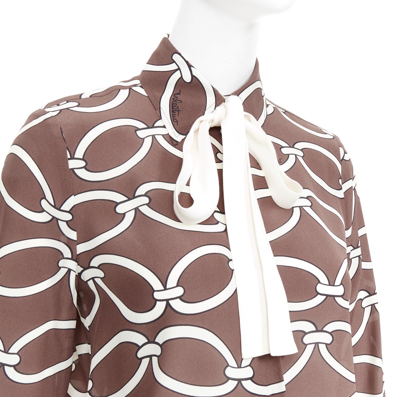 VALENTINO Chain 1967 brown cream crepe de chine silk tie neck blouse IT38 XS
Reference: AAWC/A01422
Brand: Valentino
Designer: Pier Paolo Piccioli
Collection: Chain 1967
Material: Silk
Color: Brown, Cream
Pattern: Chain
Closure: Button
Extra