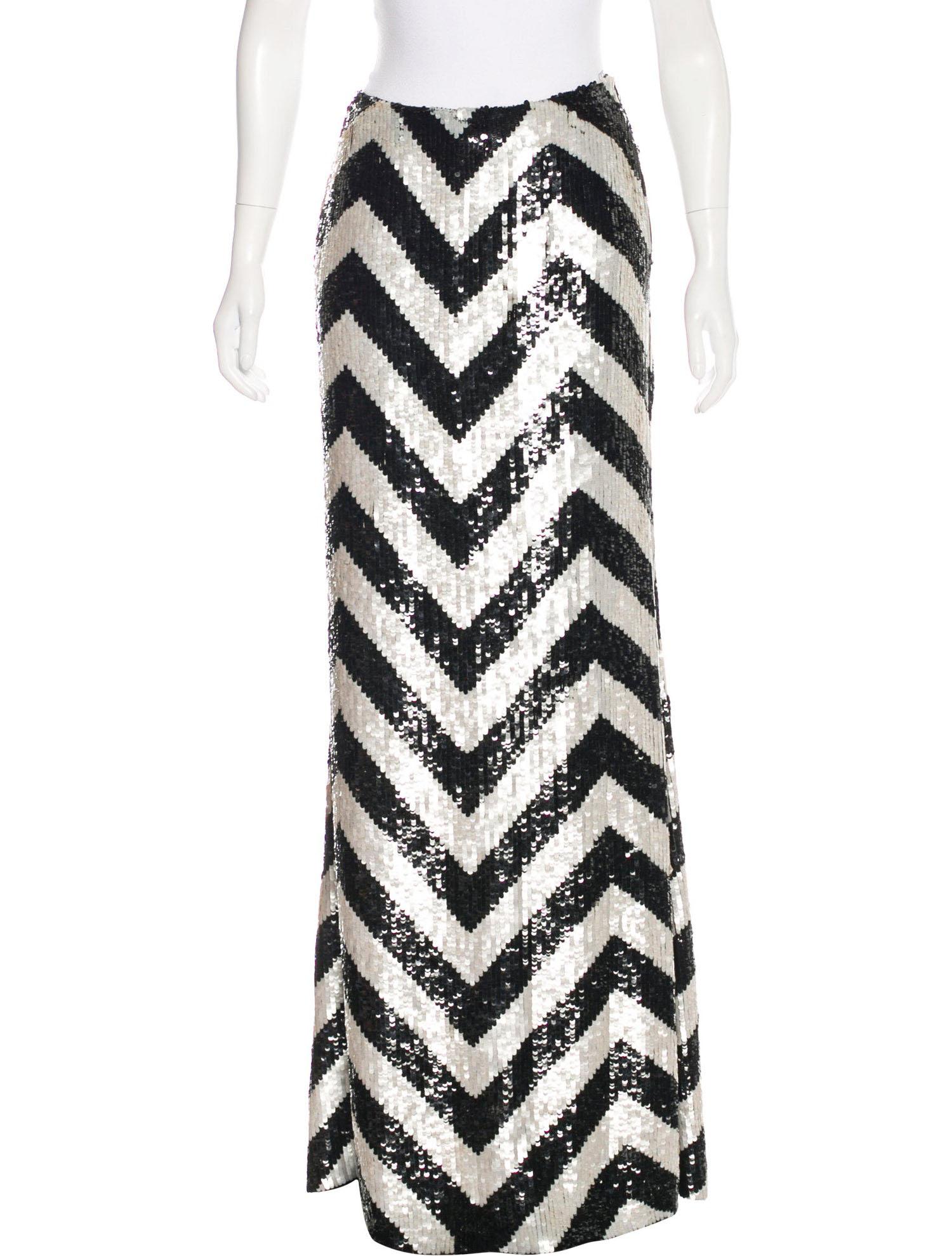 Valentino Sequin Silk Chevron Pattern Long Skirt
Designer size  44 - US 6
100% Silk, White and Black Sequins, Chevron Pattern, Fully Lined, Side Zip Closure.
Measurements: Length - 45 inches, Waist - 28 inches.
Made in Italy
Excellent