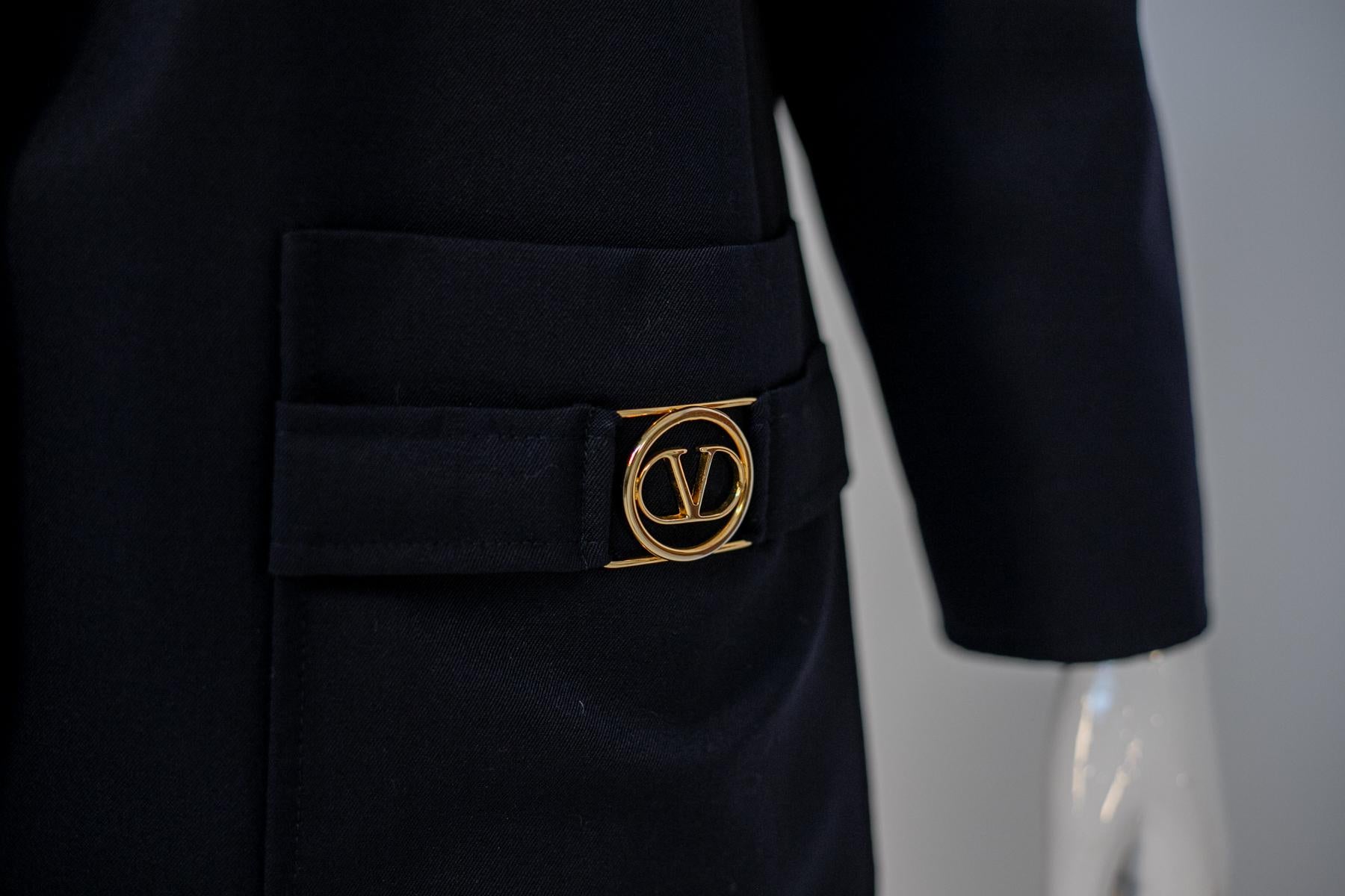 Valentino Chic Vintage Blazer in Black Cotton For Sale 1