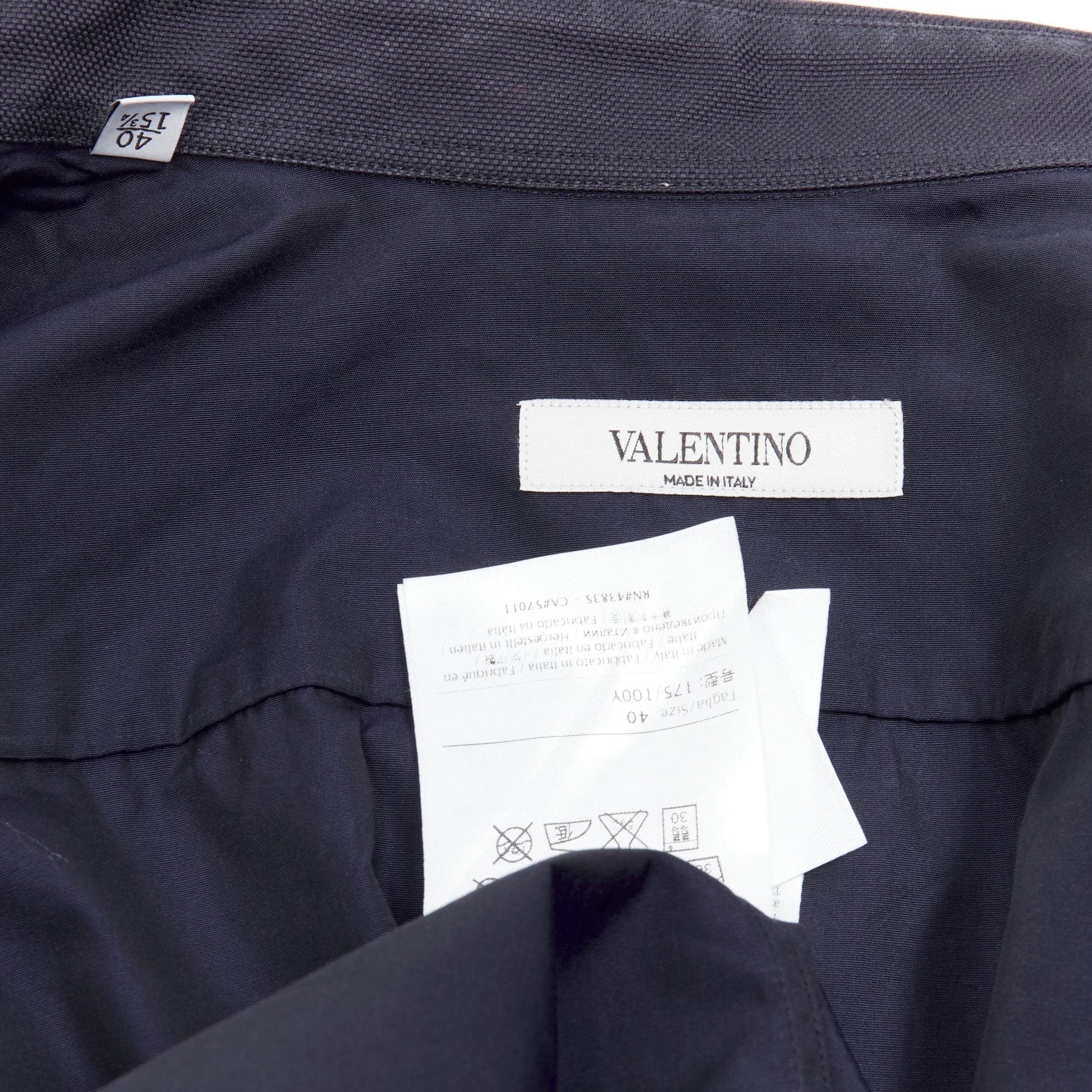 VALENTINO - Chemise à col contrasté en sergé bleu marine, minimale et classique, EU40 L en vente 5