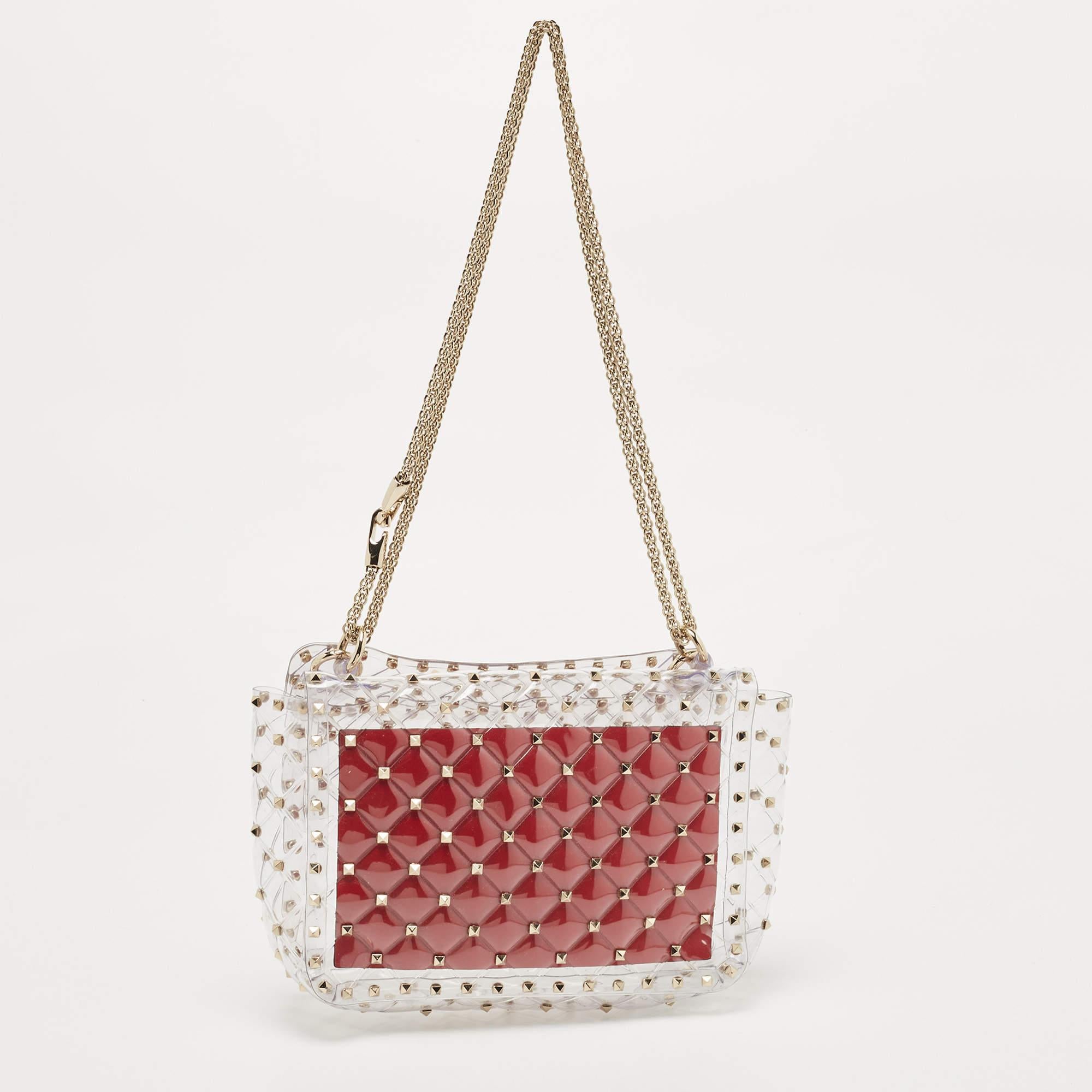 With a contemporary essence, exquisite details and faultless craftsmanship come together to form this Valentino bag. The expertly placed Rockstud Spike on the PVC marks the heritage of the brand, and it can be carried around with a chain link.