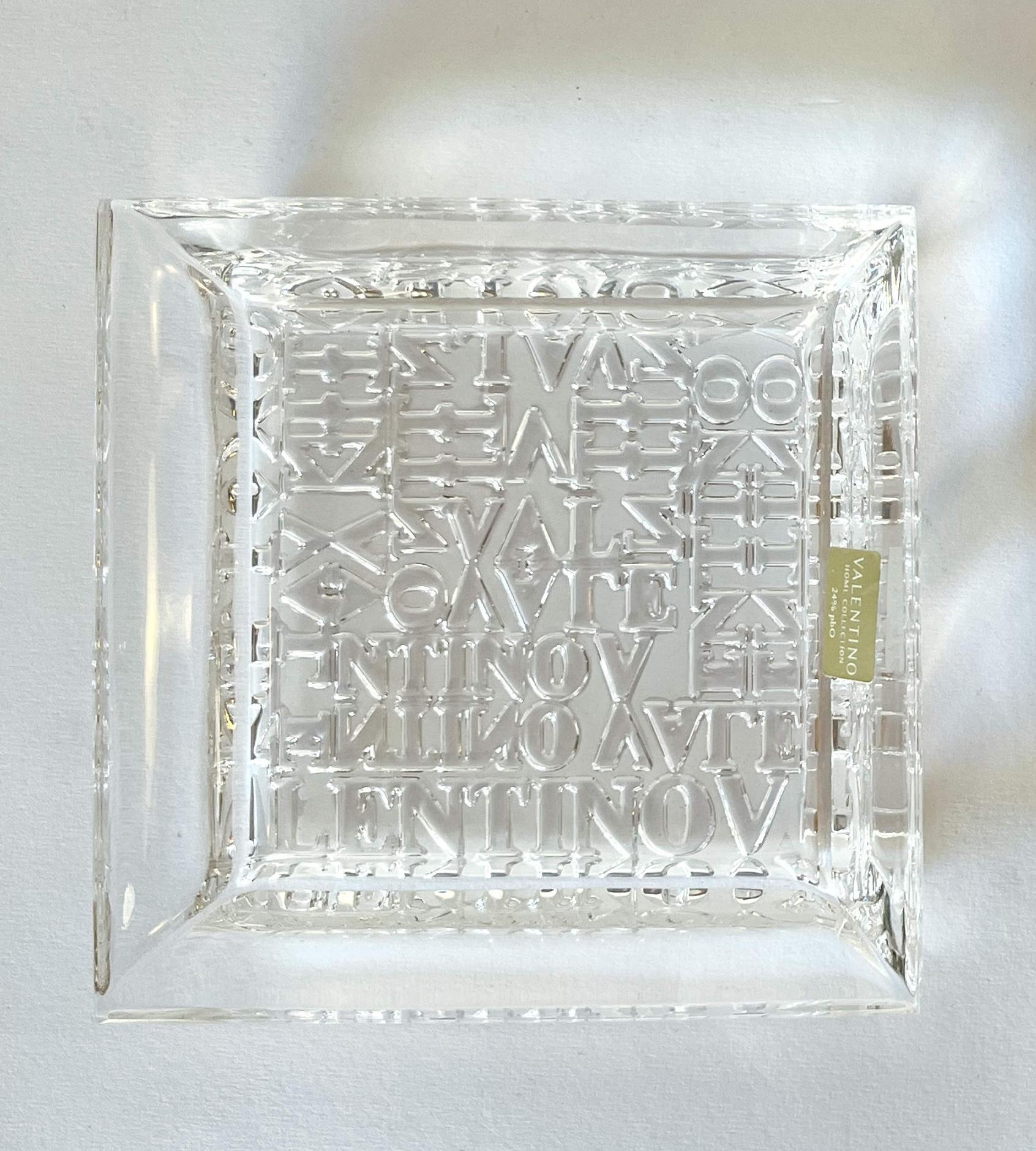Valentino Home quadratisches, klares Bleikristall-Videotäschchen, Kleingeldfach, Taschenentleerer oder Aschenbecher / made in Italy
Original Label auf dem Glas / kommt im Originalkarton
Breite 4,5 Zoll, Höhe 1 Zoll
1 verfügbar auf Lager in