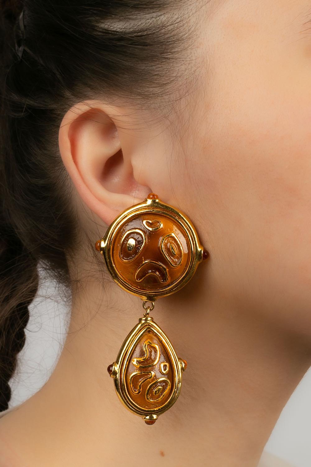 Valentino -Golden enamelled metal clip earrings.

Additional information:
Dimensions: 8 H cm
Condition: Very good condition
Seller Ref number: BO324