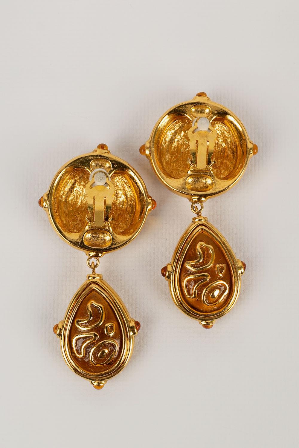 Valentino Clip Earrings in Golden Enamelled Metal In Excellent Condition For Sale In SAINT-OUEN-SUR-SEINE, FR