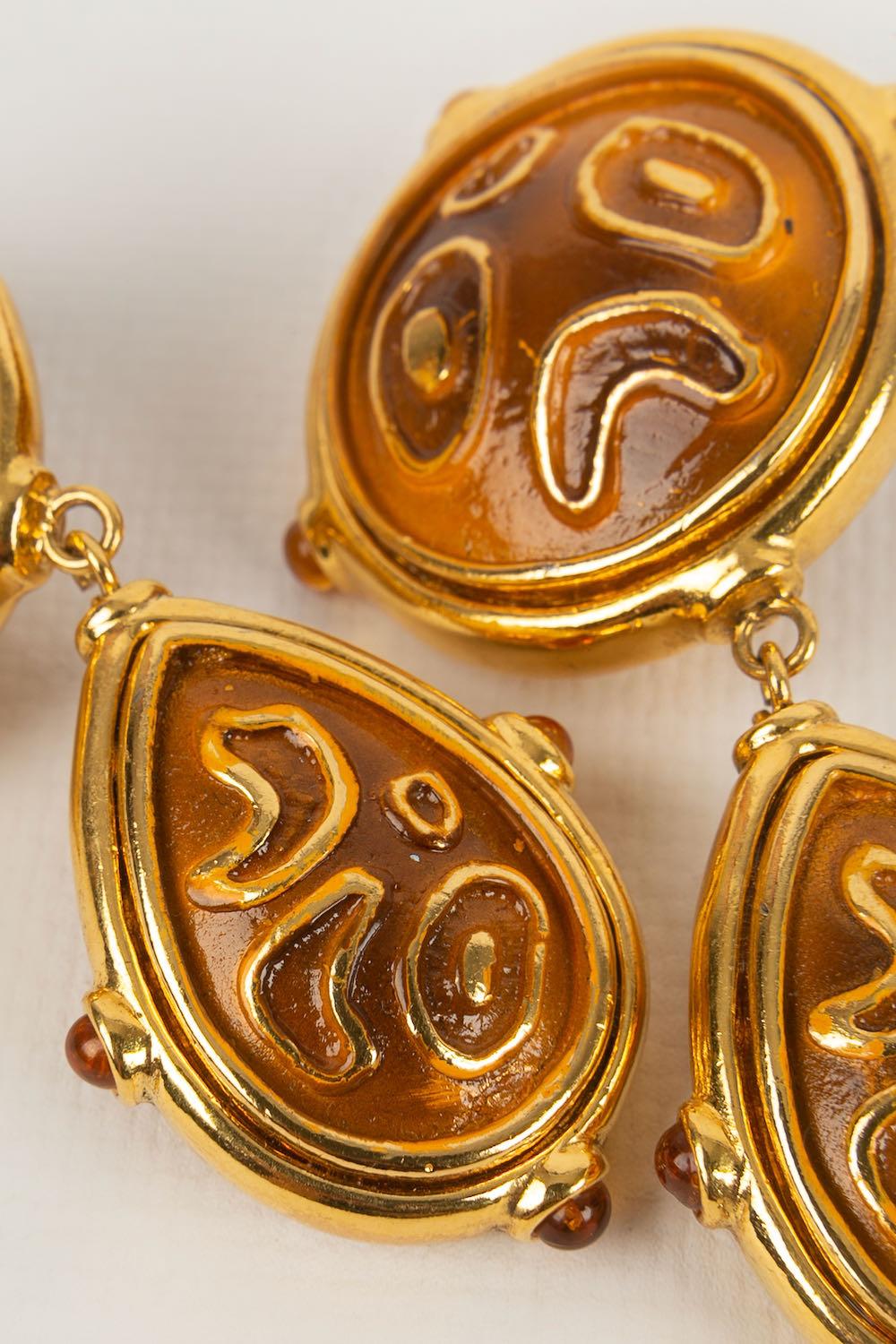 Valentino Clip Earrings in Golden Enamelled Metal In Excellent Condition For Sale In SAINT-OUEN-SUR-SEINE, FR