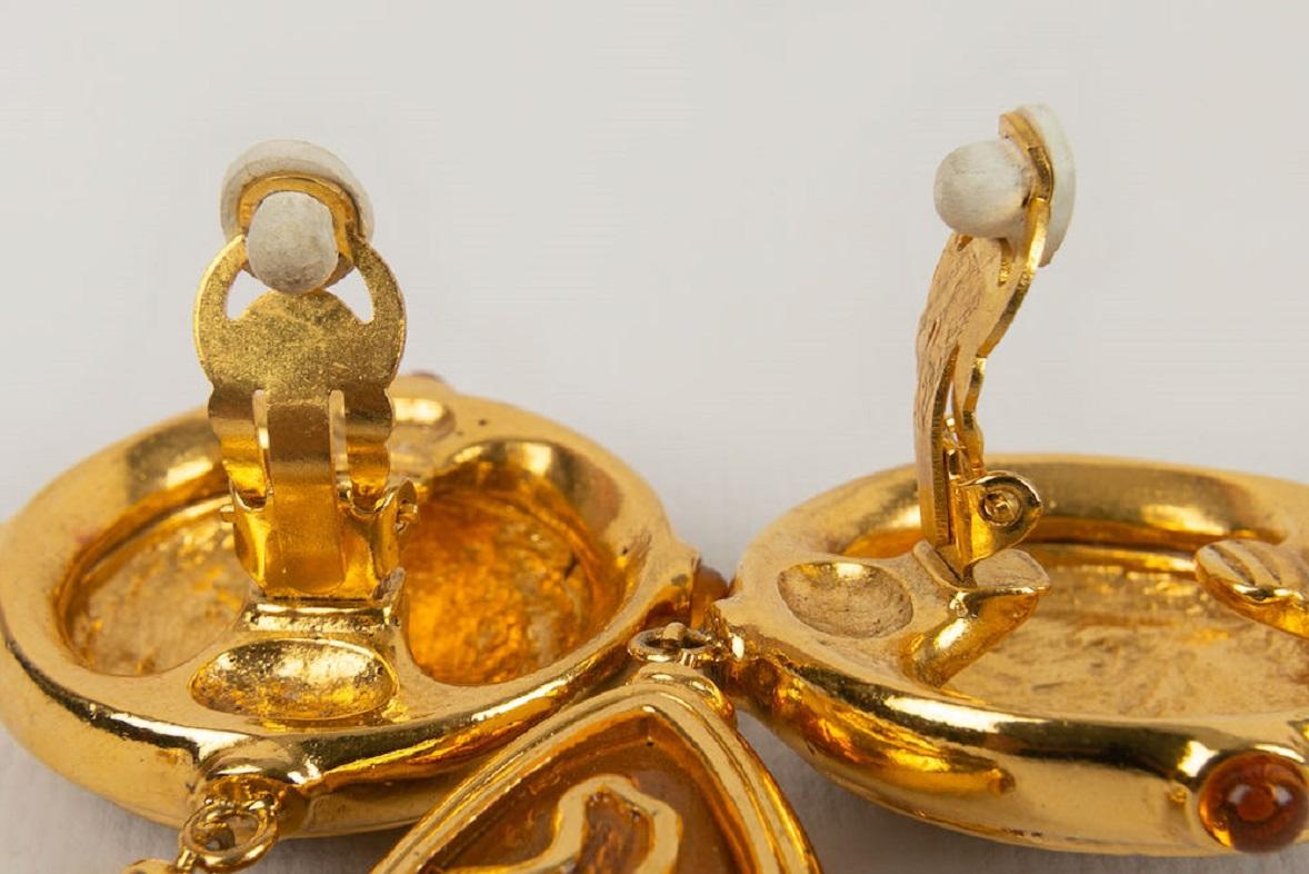 Valentino Clip Earrings in Golden Enamelled Metal For Sale 1