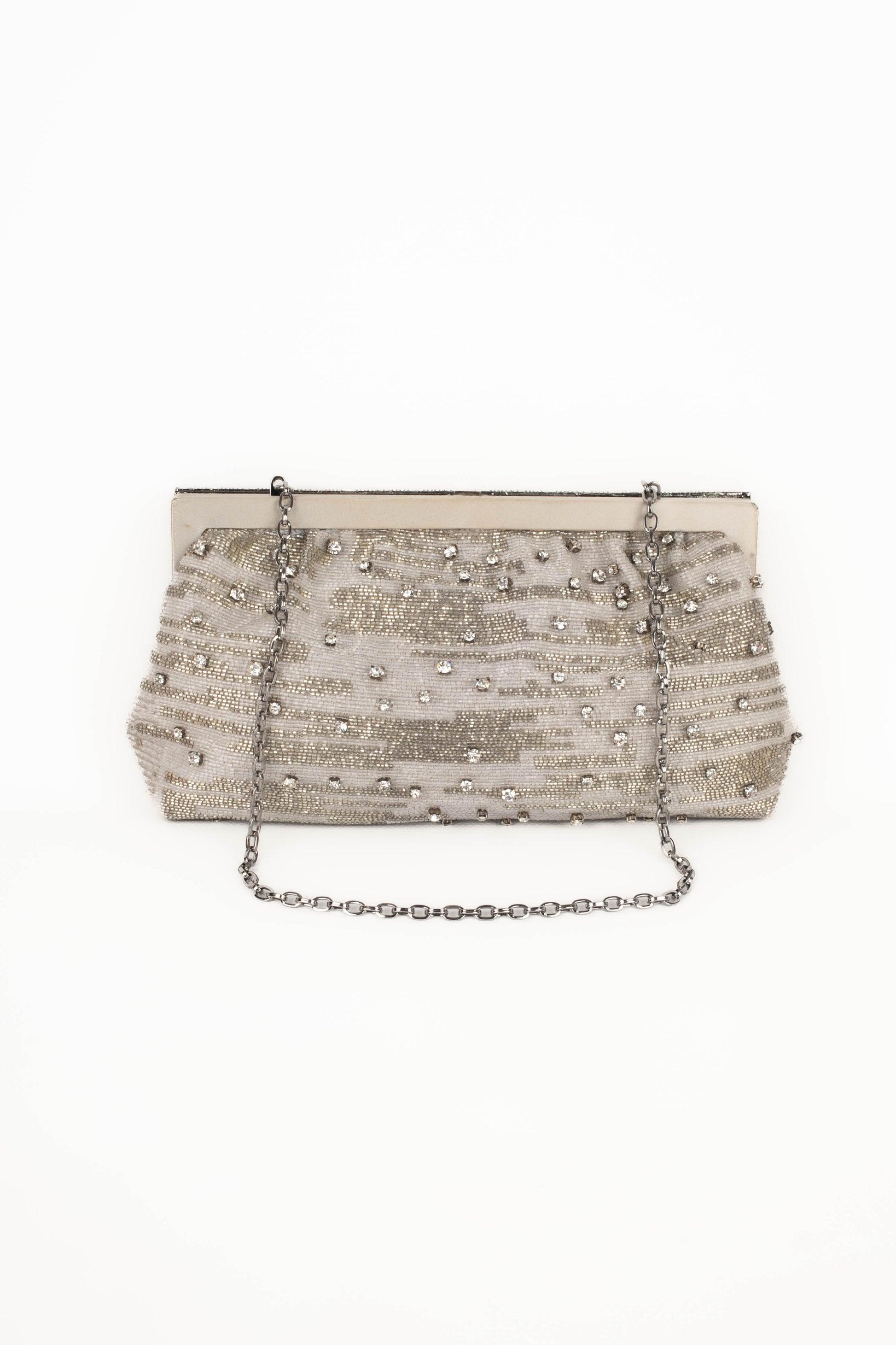 Valentino -(Made in Italy) Silk bag entirely embroidered with pearls and rhinestones.

Additional information:
Condition: Good condition
Dimensions: Length: 23 cm - Height: 12 cm - Depth: 3 cm - Handle: 50 cm

Seller Reference: S209
