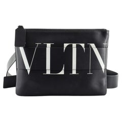 Valentino Valentino Clutch mit Riemen aus bedrucktem Leder