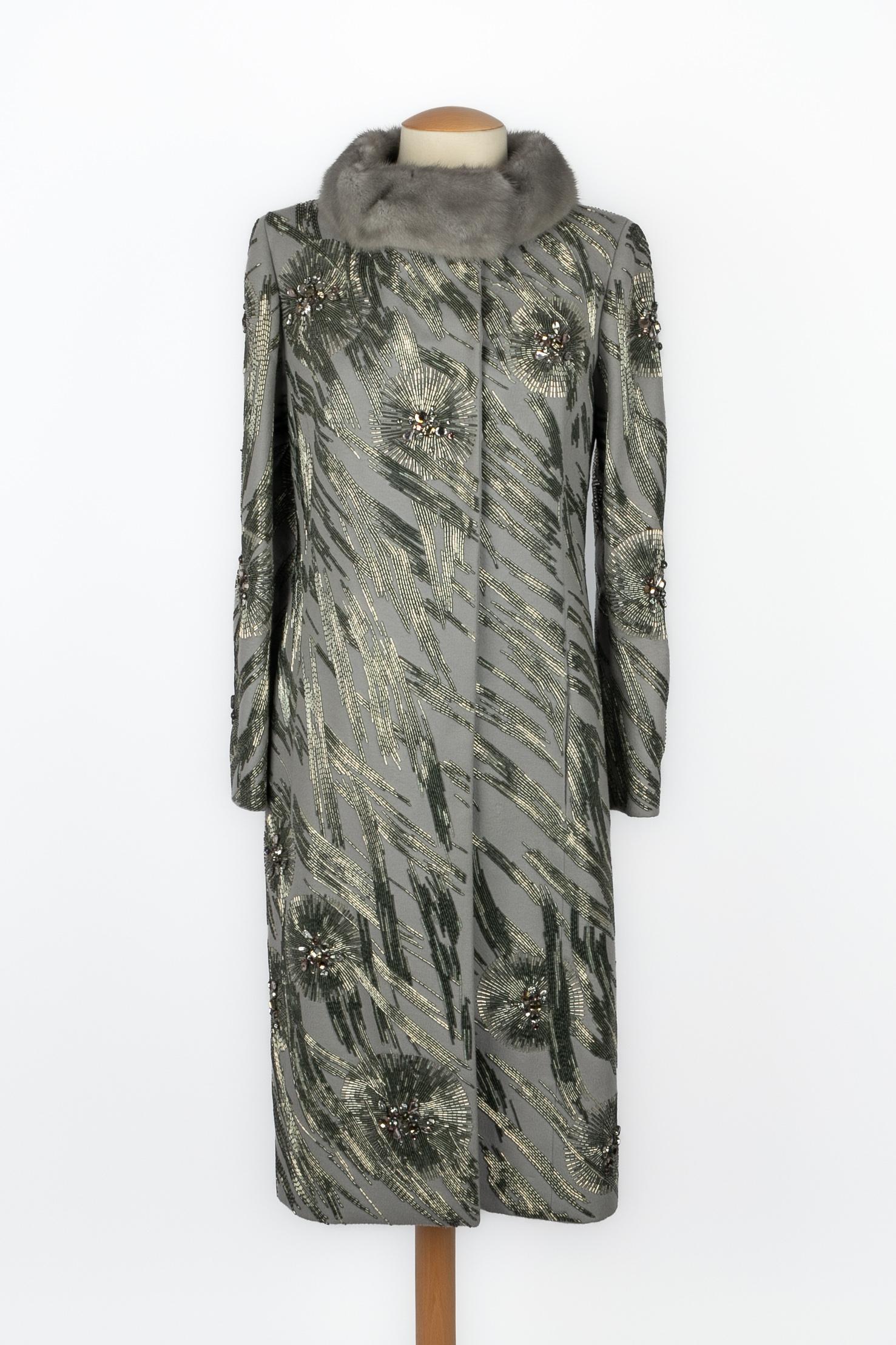 VALENTINO - (Made in Italy) Grey cashmere and wool coat entirely embroidered with pearls. Fur collar. No size indicated, it fits a 34FR/36FR.

Condition:
Very good condition

Dimensions:
Shoulder width: 38 cm - Chest: 45 cm - Sleeve length: 60 cm -