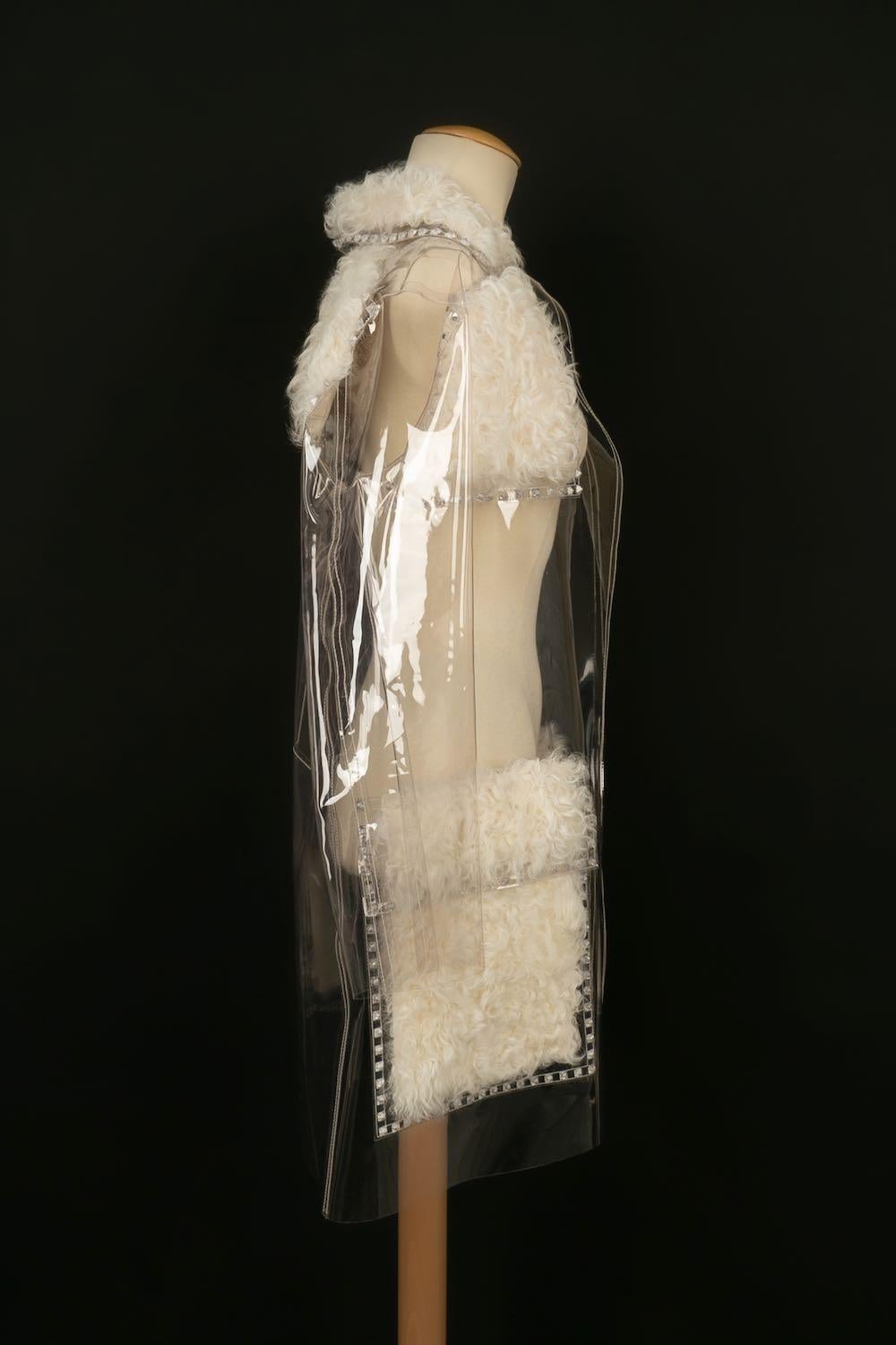 Valentino - (Made in Italy) Coat in transparent vinyl and white sheepskin. Size 40FR.

Additional information: 
Dimensions: Shoulder width: about 45 cm, Sleeve length: 62 cm, Length: 88 cm
Condition: Very good condition
Seller Ref number: M70