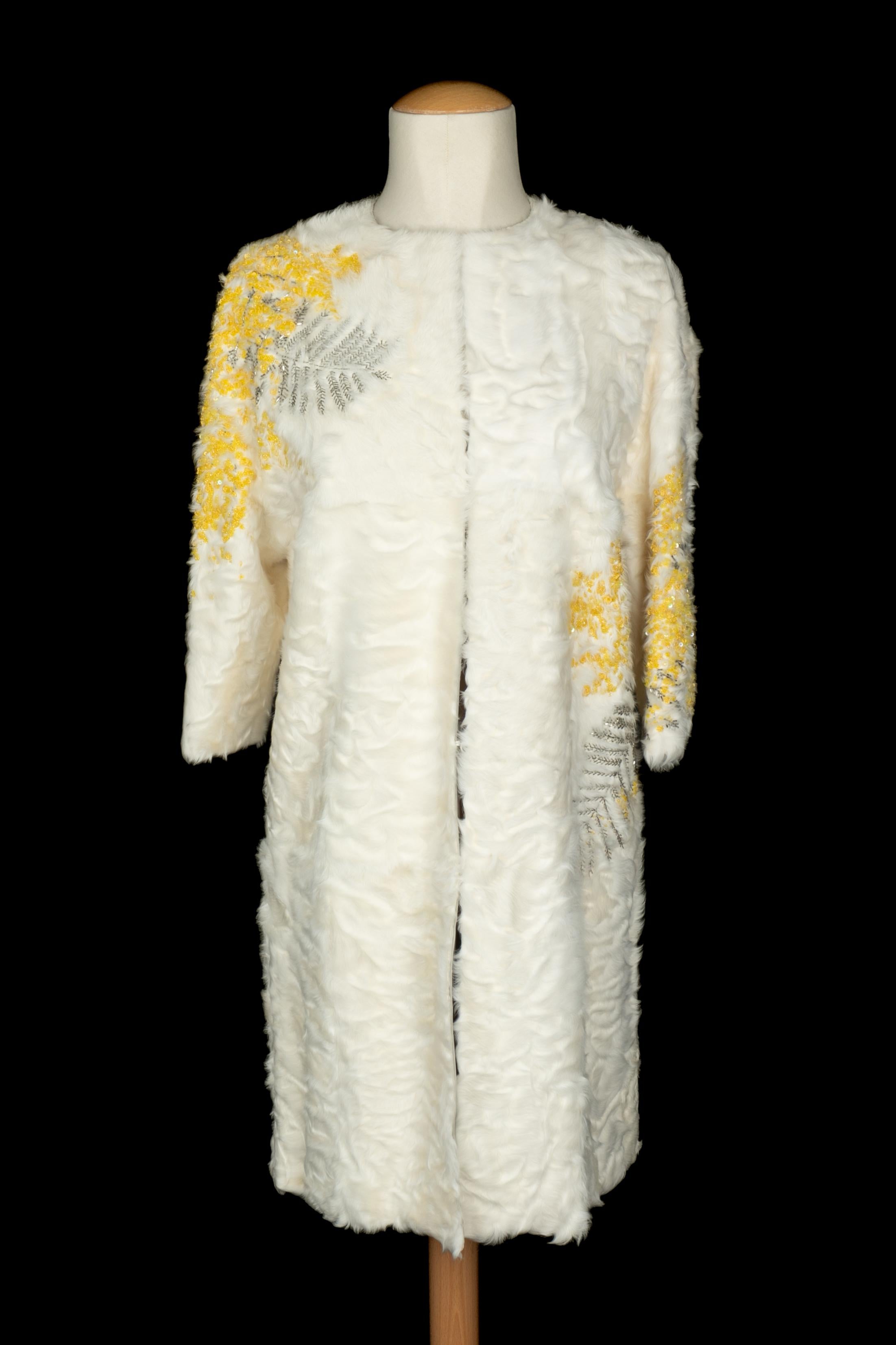 Valentino - (Made in Italy) Pelliccia di agnello bianca di media lunghezza ricamata con perle e paillettes gialle e argentate. Taglia 38FR indicata. 2019 Resort Collection'S di Pier Paolo Picciolli.

Condizioni:
Ottime