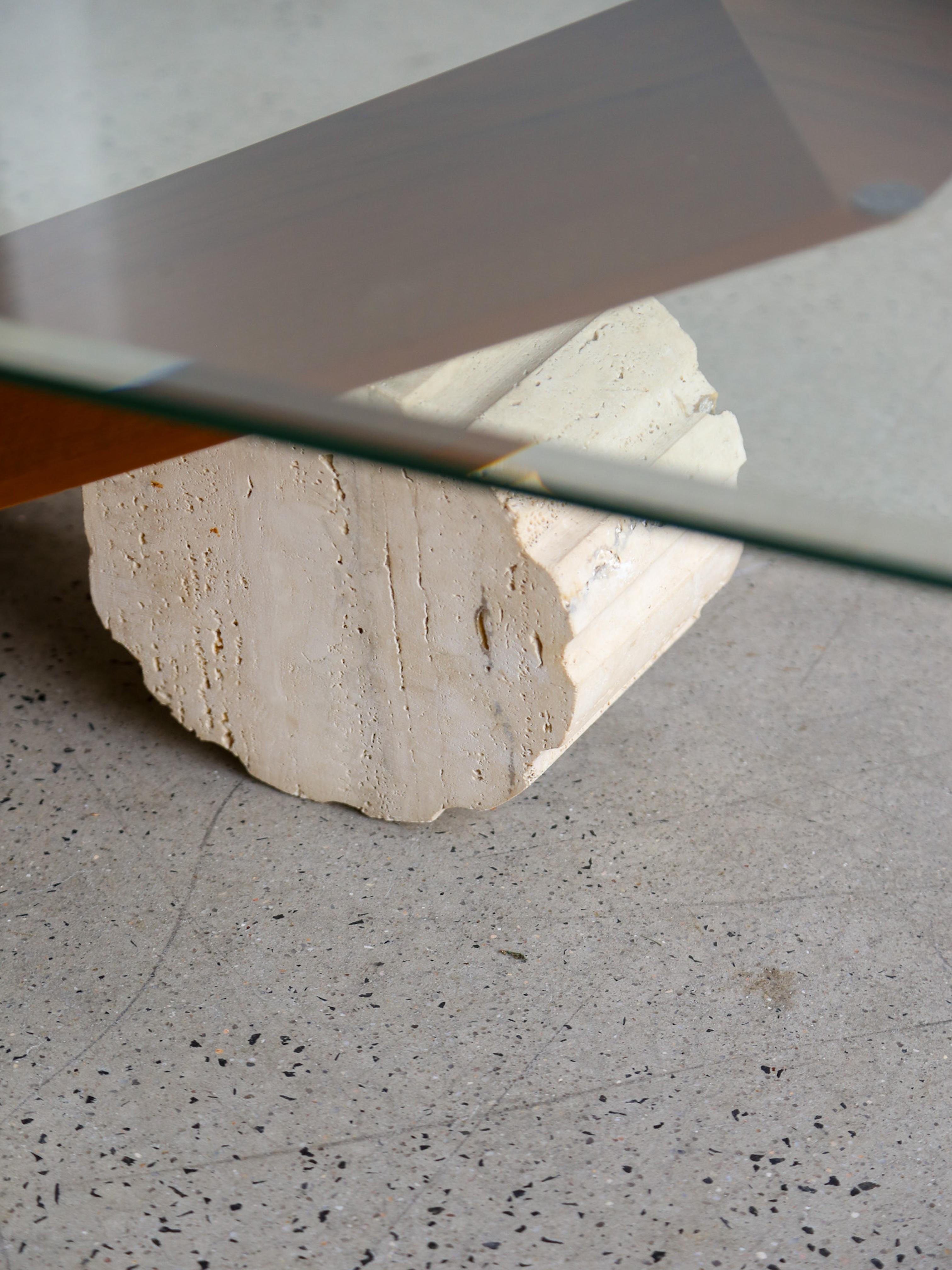 Design/One pour Cattelan Italia, la table basse Valentino est un mélange étonnant de modernisme italien et d'élégance intemporelle. Cette pièce exceptionnelle associe des matériaux naturels et des éléments de design élégants, ce qui en fait une