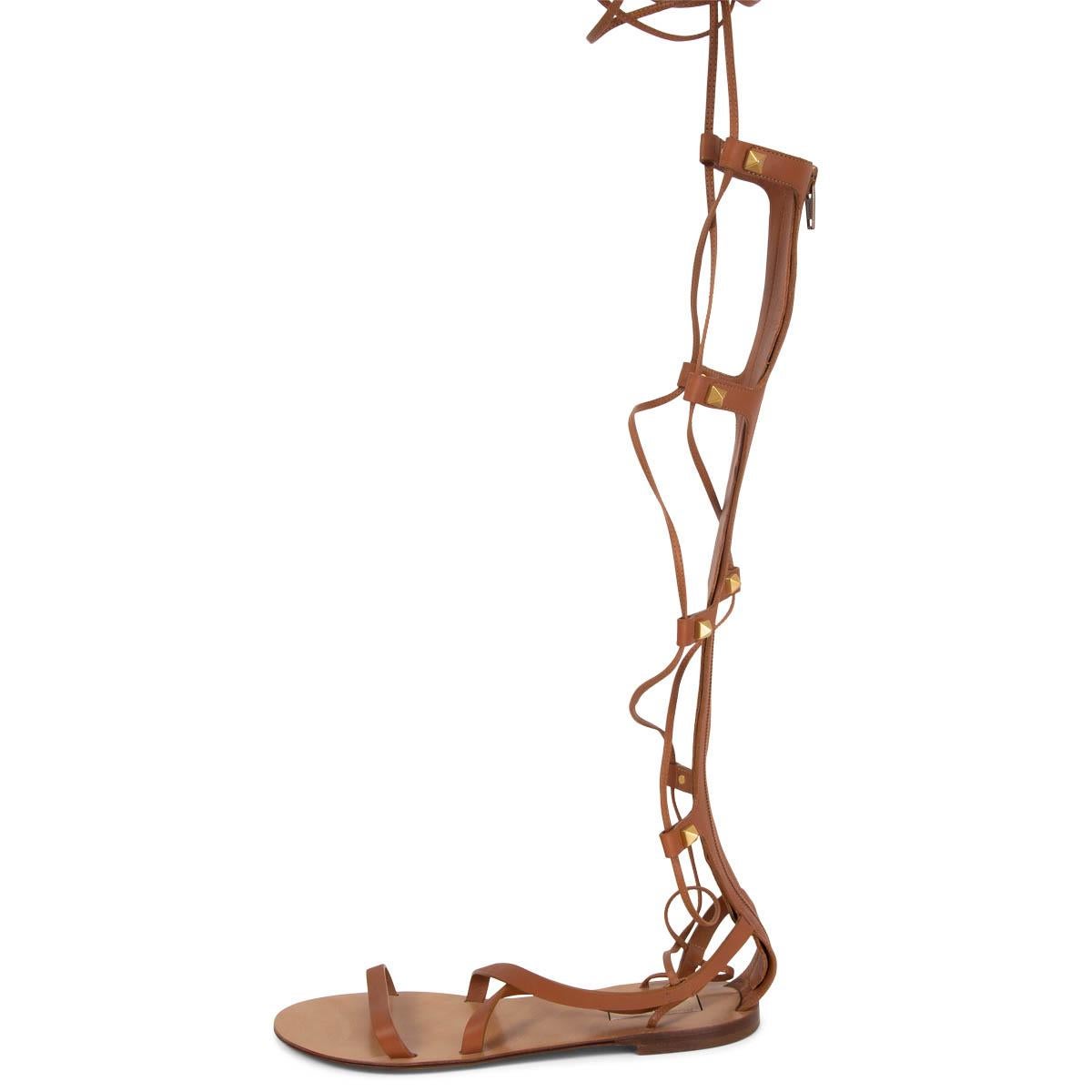 VALENTINO cognacbraune APHRODITE ROCKSTUD GLADIATOR-Sandalen aus Leder 37,5 Damen im Angebot