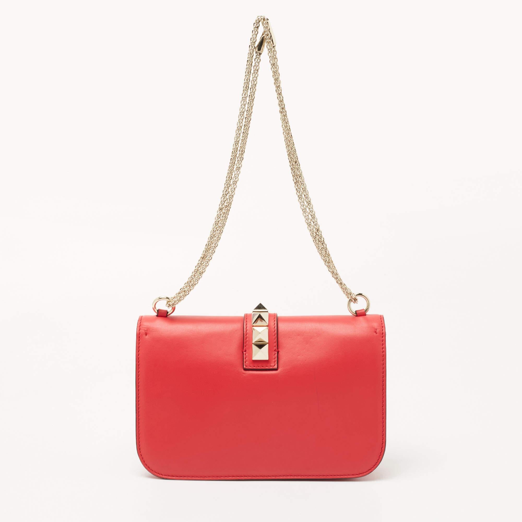 Valentino Coral Red Leather Medium Glam Lock Chain Shoulder Bag In Good Condition In Dubai, Al Qouz 2
