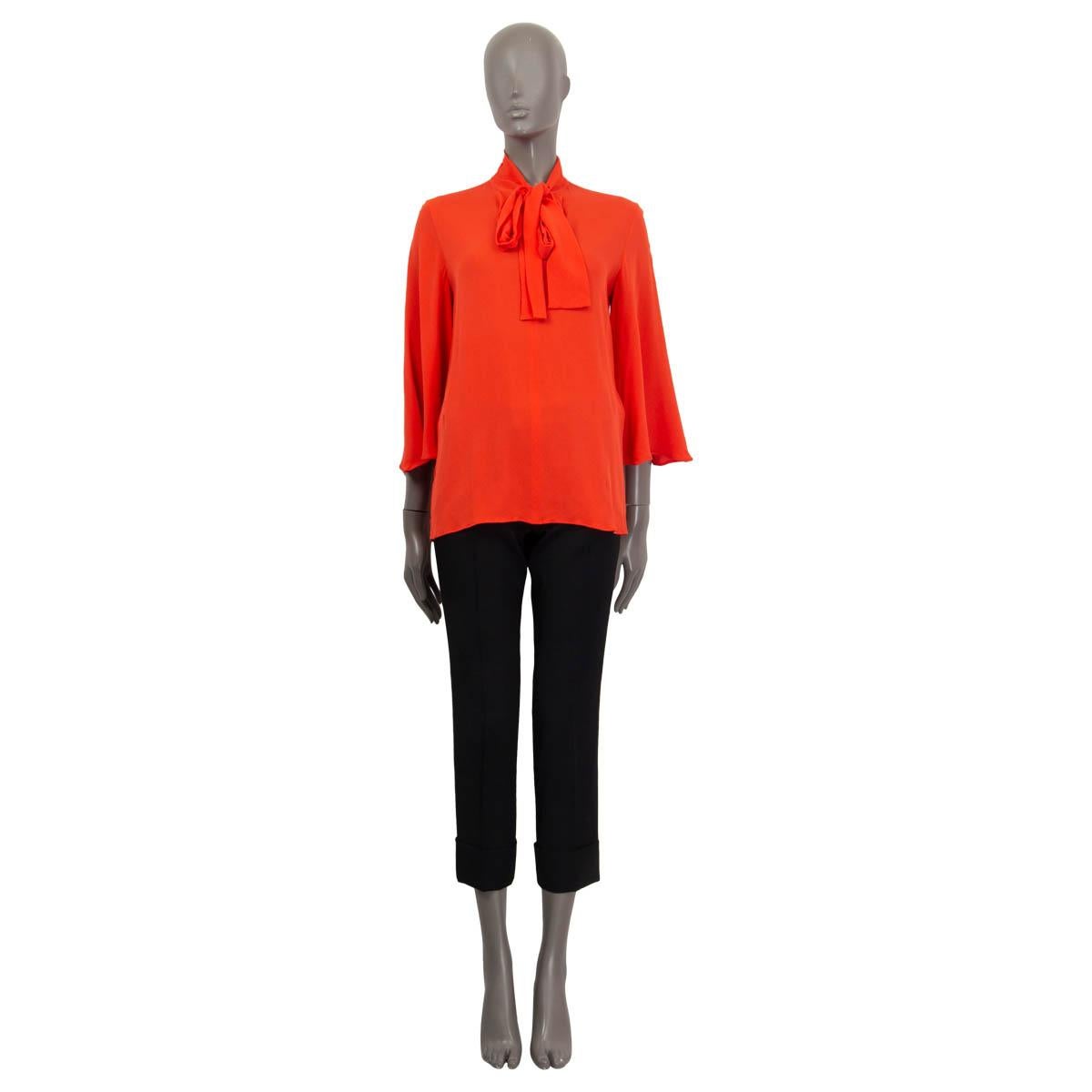 100% authentische Valentino Bluse aus korallenroter Seide (100%). Mit 3/4 Fledermausärmeln und einer Schleife im Nacken. Unbeschriftet. Wurde getragen und ist in ausgezeichnetem Zustand.

Messungen
Tag Größe	42
Größe	M
Breite der Schultern	40cm