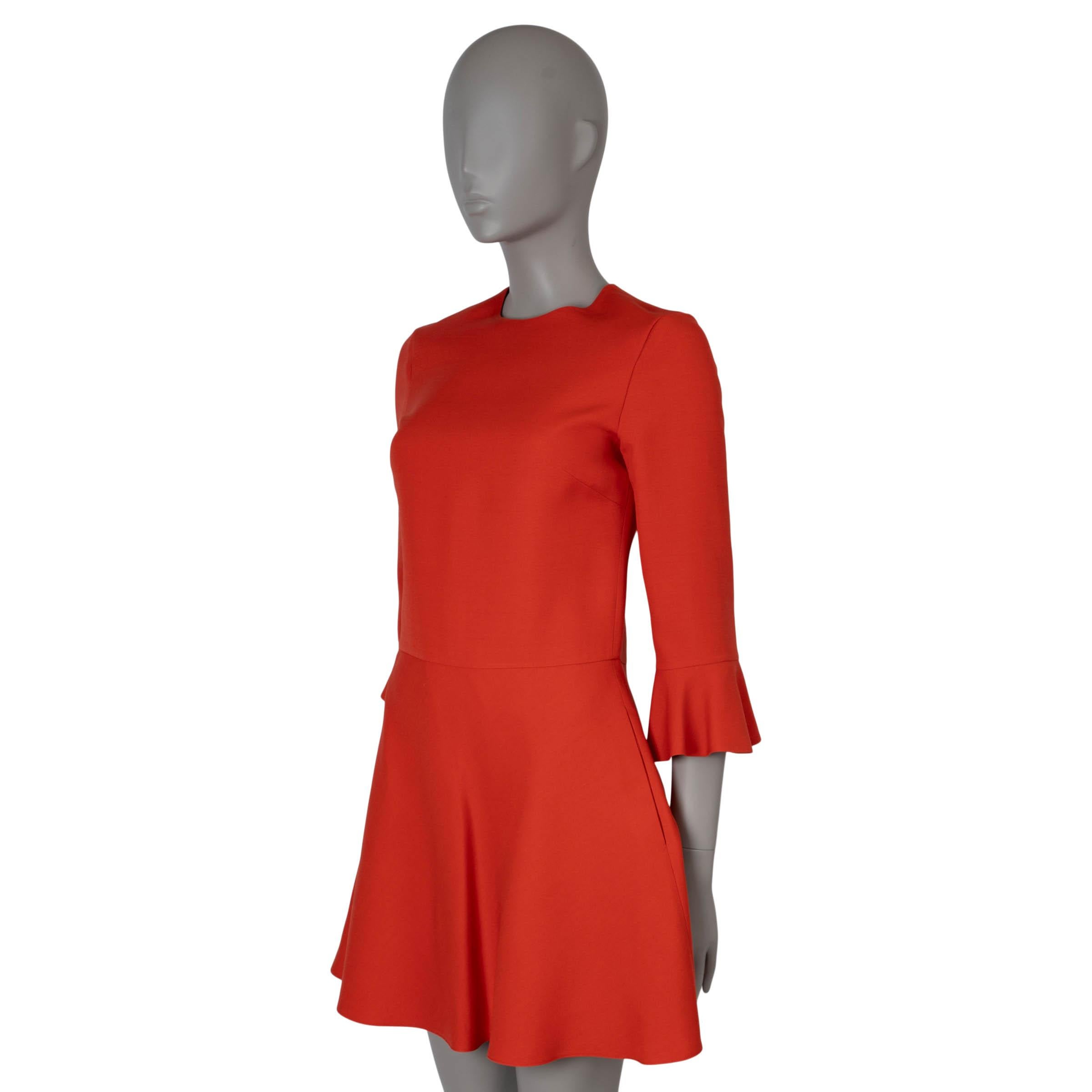 Dieses 100% authentische Valentino Minikleid ist aus einer luxuriösen Mischung aus korallenrotem Crêpe aus Wolle (65%) und Seide (35%) gefertigt (bitte beachten Sie, dass der Inhalt und das Größenetikett fehlen). Die lockere Silhouette, die